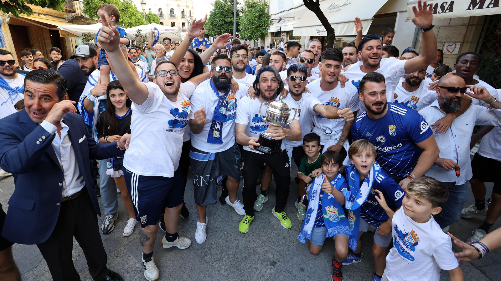 Baño de masas del Xerez CD en Jerez por su ascenso