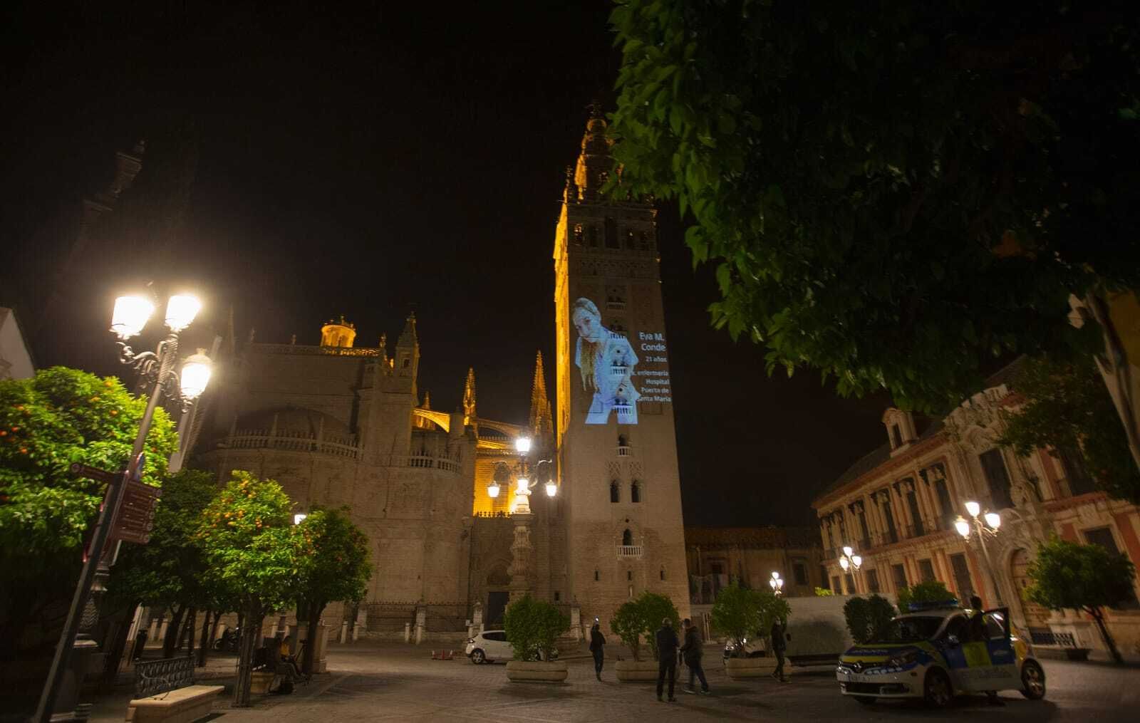 Mapping sobre la Giralda en homenaje  a los sanitarios que luchan contra el coronavirus.