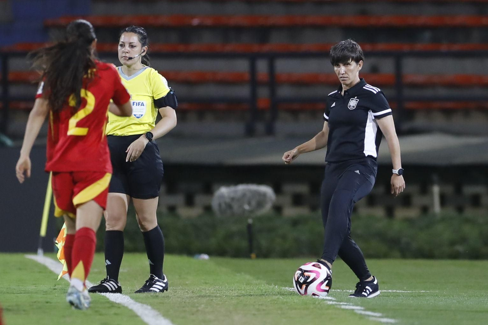 Sonia Bermúdez golpea un balón mientras dirige un partido de la selección española sub 20.