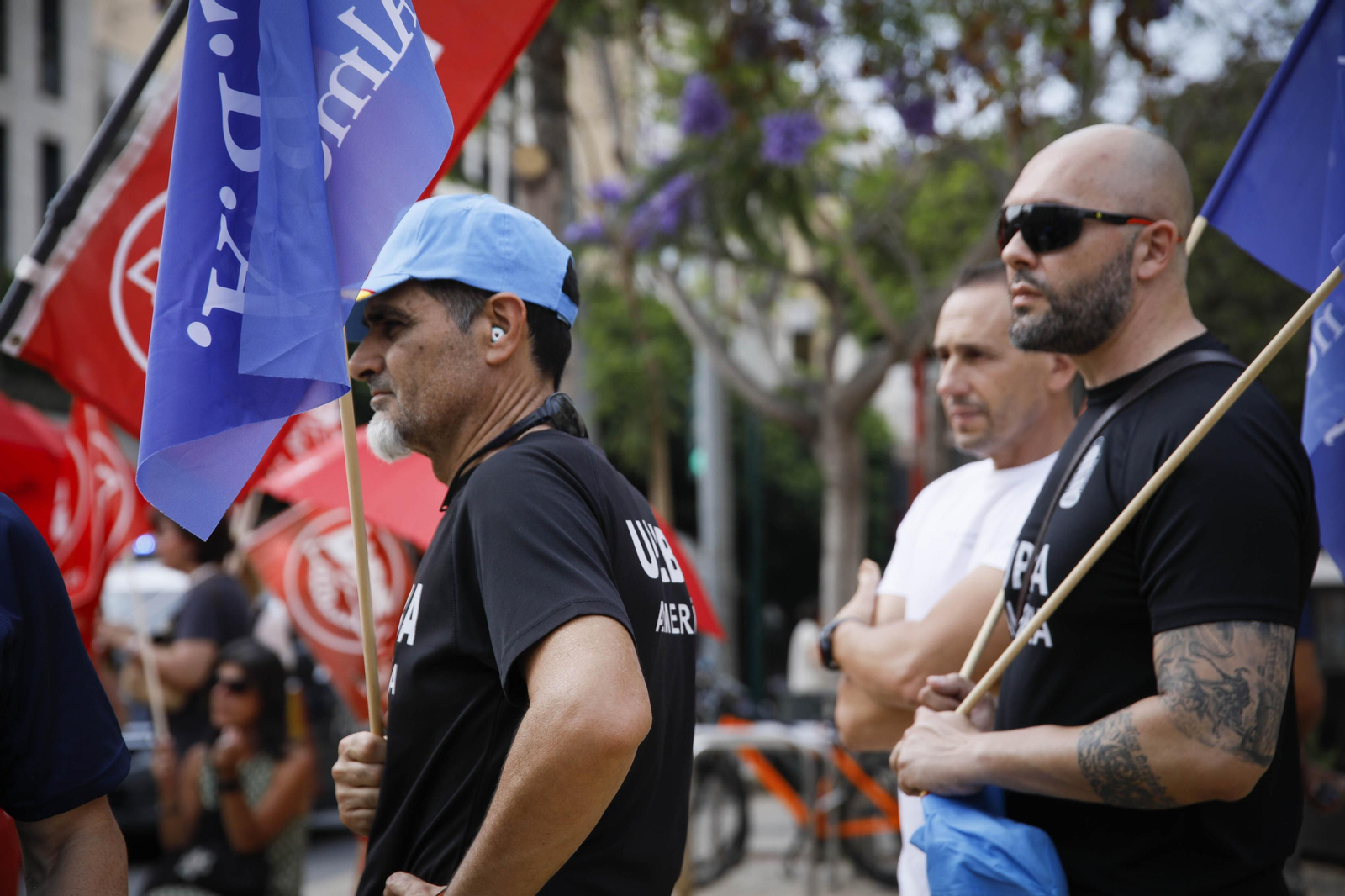 Manifestación de los bomberos quemados de Almería, en imágenes