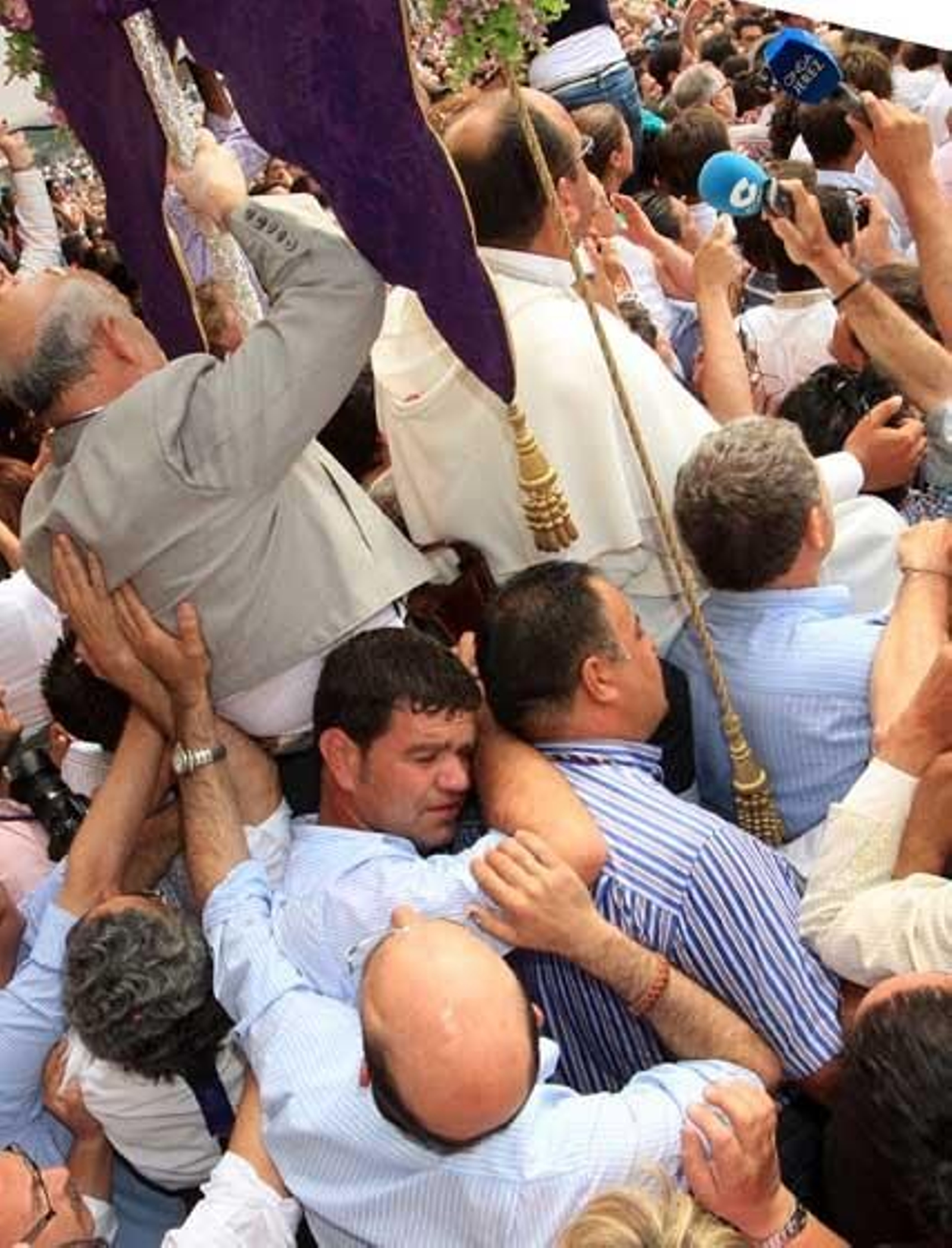 Detalle de dos romeros en el instante de levantar al hermano que porta el Simpecado durante los momentos en los que la Blanca Paloma visitó la casa de los jerezanos. 

Foto: Juan Carlos Toro