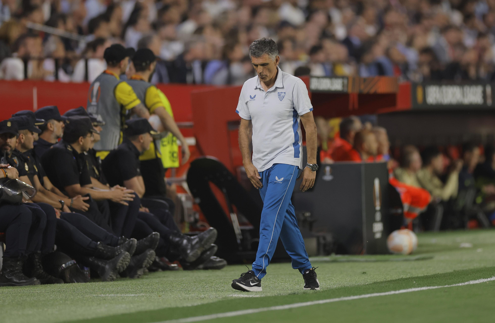 Mendilibar, reflexivo, en medio del manicomio del Sánchez-Pizjuán ante el Manchester.