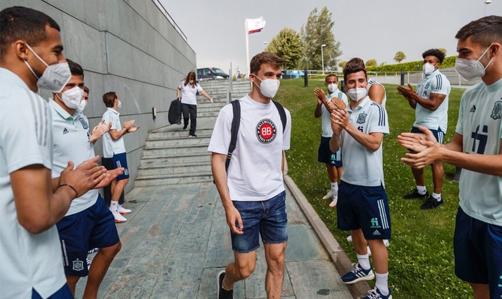 Diego Llorente es recibido por sus compañeros con aplausos tras reincorporarse.