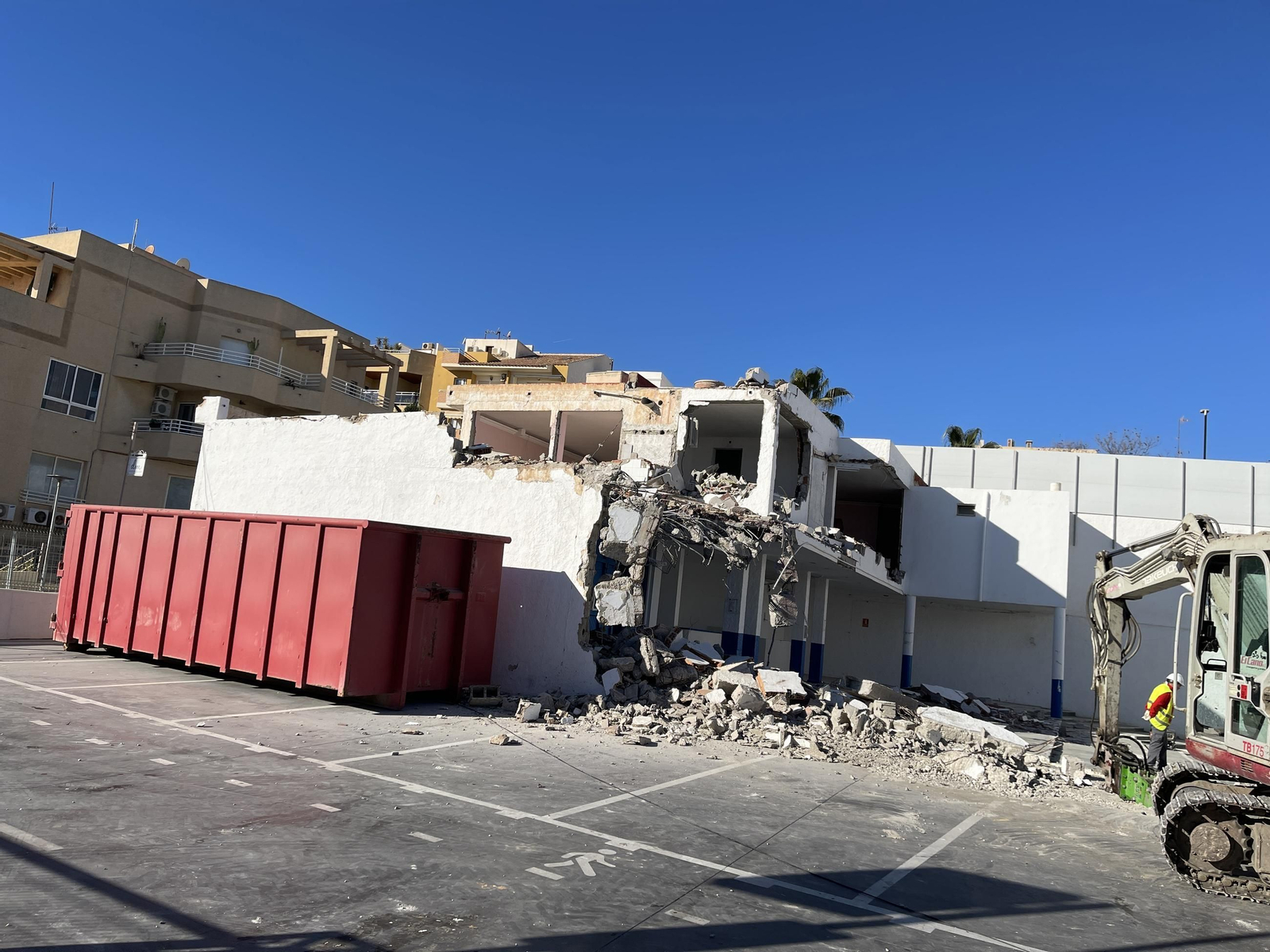 Las imágenes de la demolición del cine Tenis de Garrucha