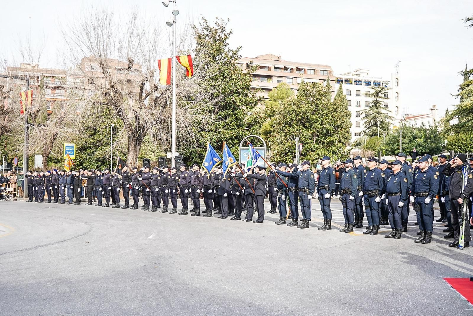 Fotogalería: Granada iza la bandera de España en el bicentenario de la Policía Nacional
