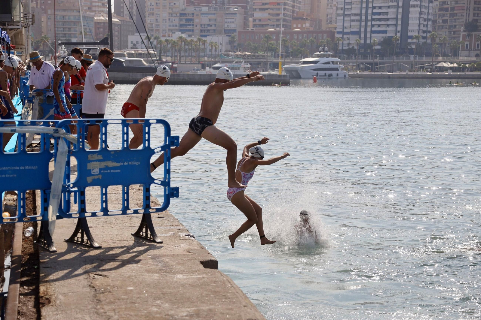 La Travesía a Nado del puerto de Málaga, en fotos