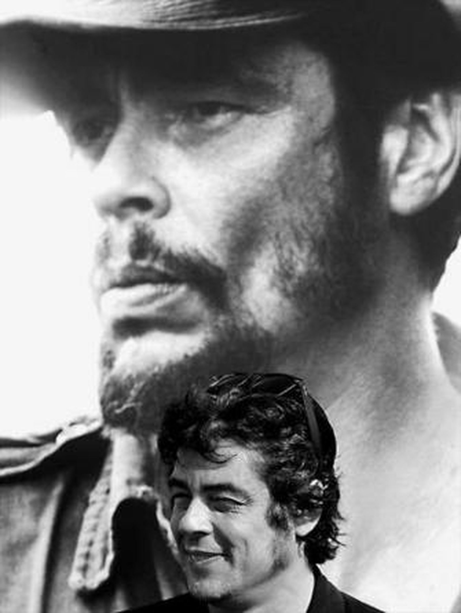 Benicio del Toro, junto a un cartel de la película.