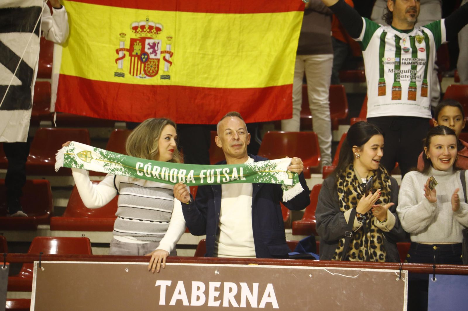 Las mejores fotos del ambiente en Vista Alegre para el Córdoba Futsal - Barça
