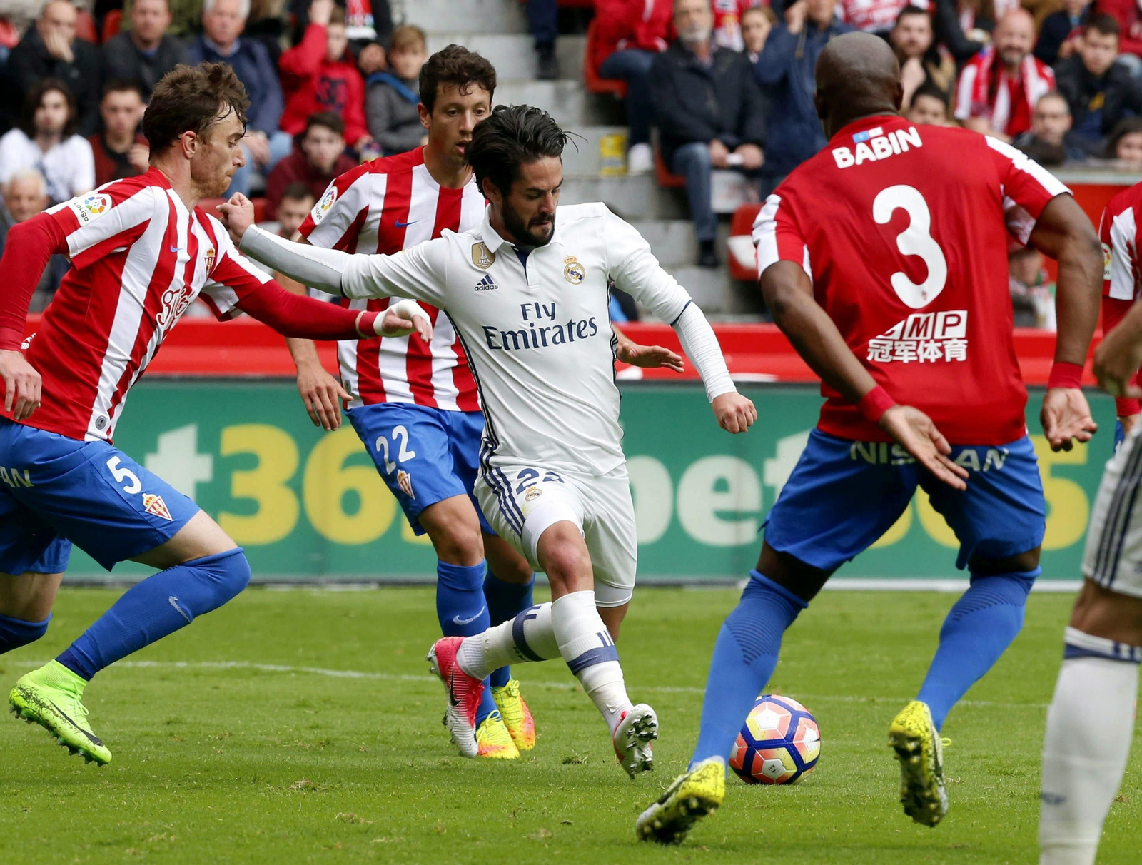El jugador madridista Isco arma la zurda para colocar el 1-1 en el marcador de El Molinón.