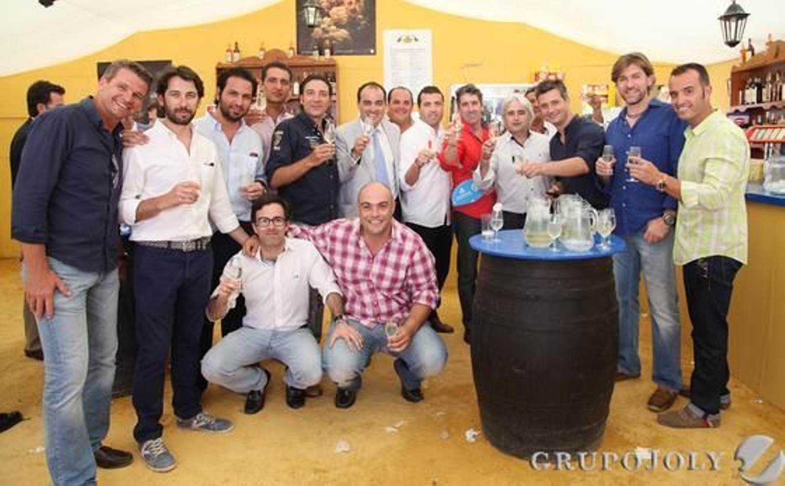 El bailaor Antonio 'El Pipa', en el centro junto al director de este medio, acompañado por unos amigos.

Foto: Vanesa Lobo