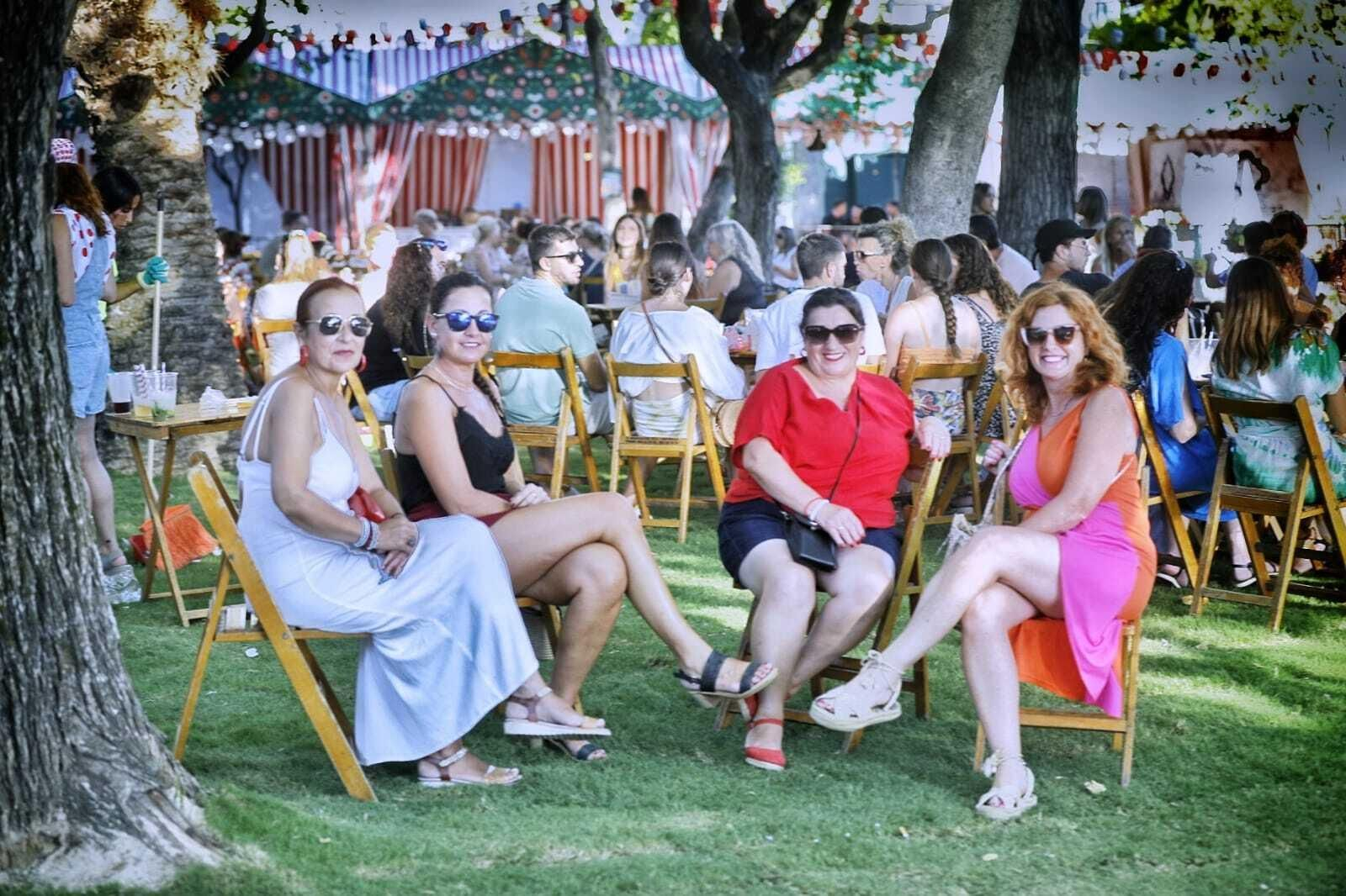 Búscate en las imágenes del Día de la Mujer de la Feria del Carmen de San Fernando