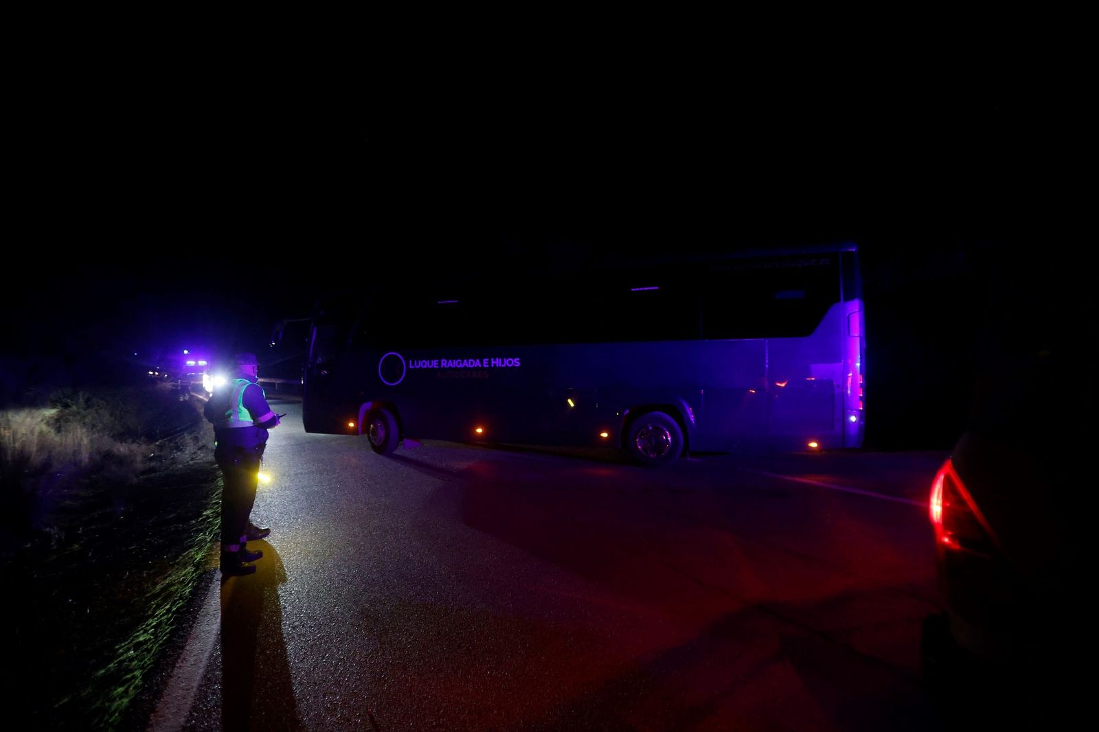 Las imágenes de los vehículos de emergencias evacuando a los pasajeros del descarrilamiento en Adamuz