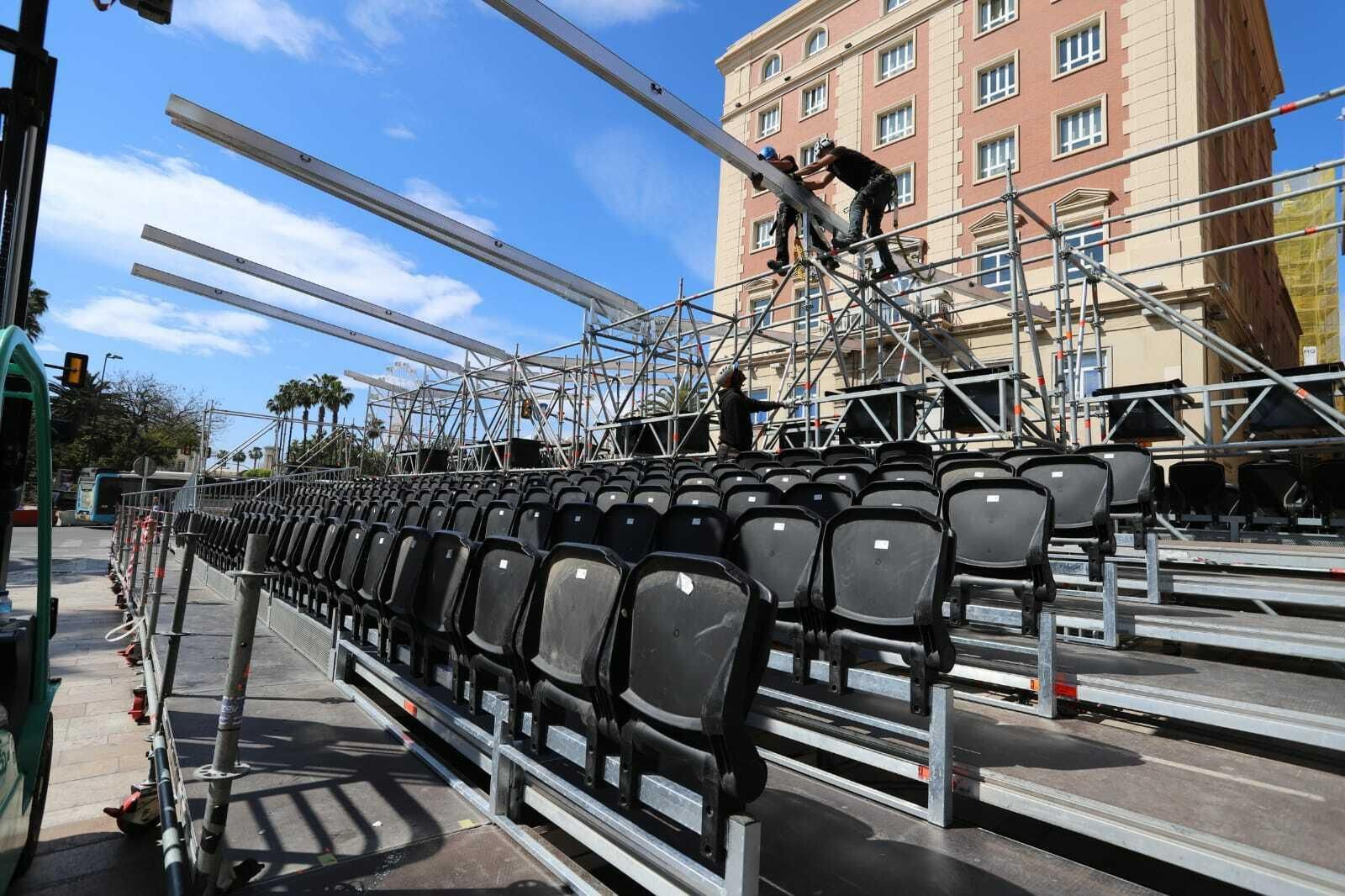 Montaje de la tribuna frente al hotel AC Málaga Palacio.