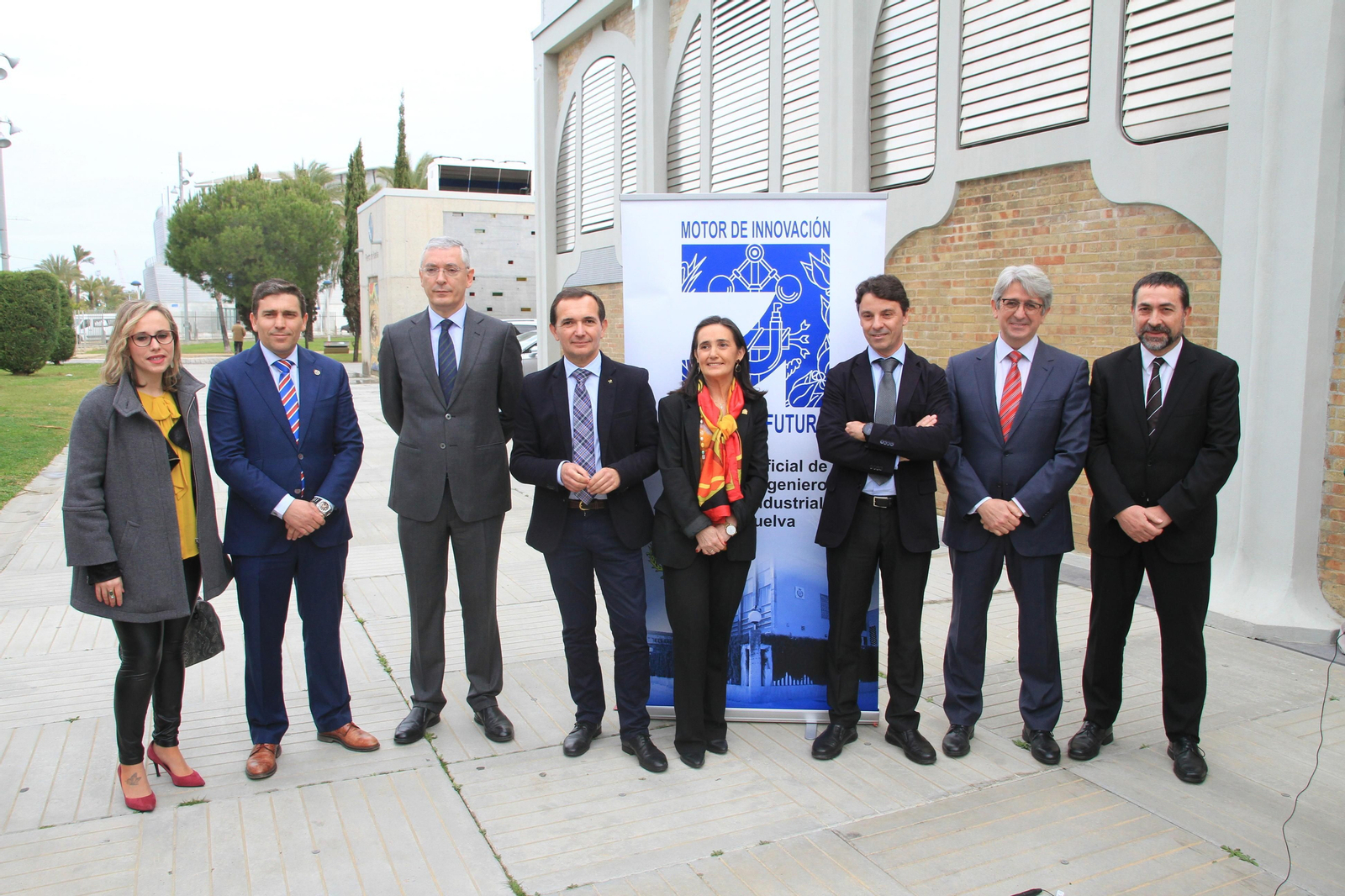 Laura Martín, David Muñoz, Ignacio Álvarez-Ossorio, Manuel Ceada, Asunción Grávalos, Jesús Bueno, José Antonio Agüera y Josep Francesc Font en las Cocheras del Puerto en la mañana de ayer.
