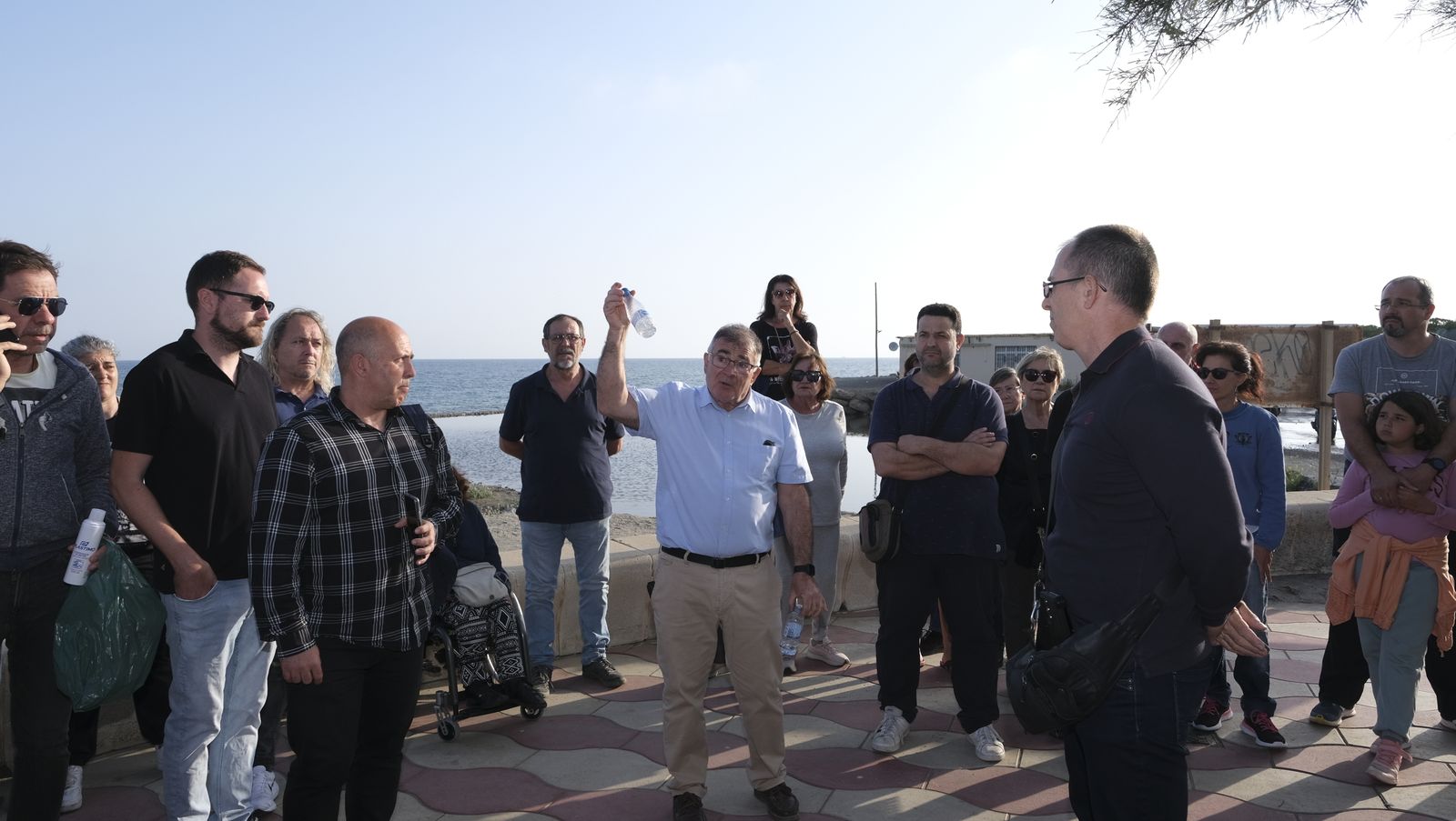 Concentración de los vecinos de Costacabana por los vertidos de agua al mar
