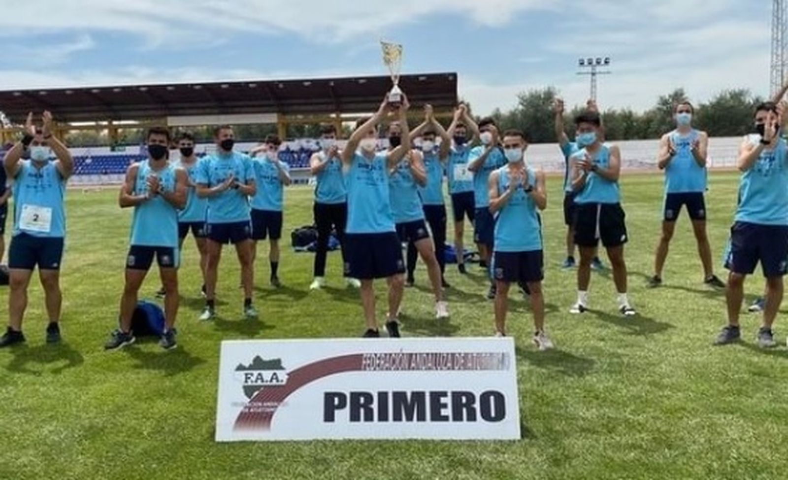 El Nerja, con su trofeo.