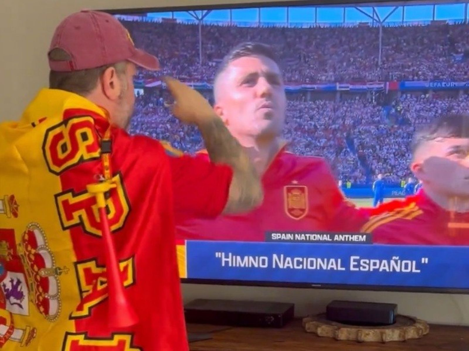 El estadounidense Larry Shy muestra su respeto al oír el himno español con la selección en la Eurocopa