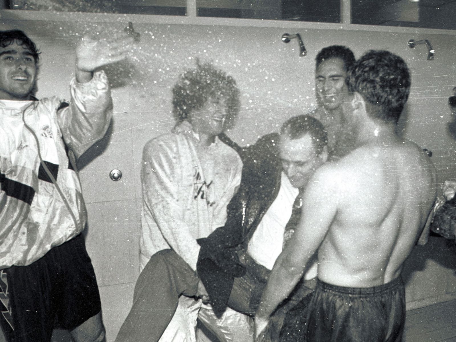 Lopera es bañado por los jugadores en el vestuario de El Plantío tras el ascenso.