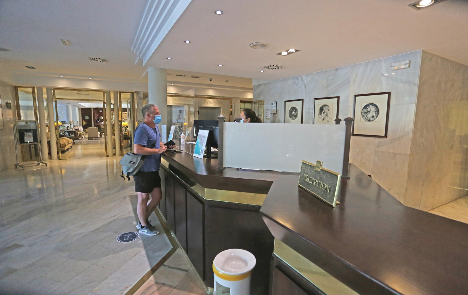 Un turista en la recepción de un hotel de Jerez este verano.