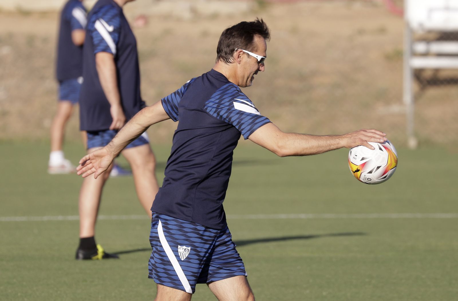 Lopetegui bota el balón sonriente en un entrenamiento.