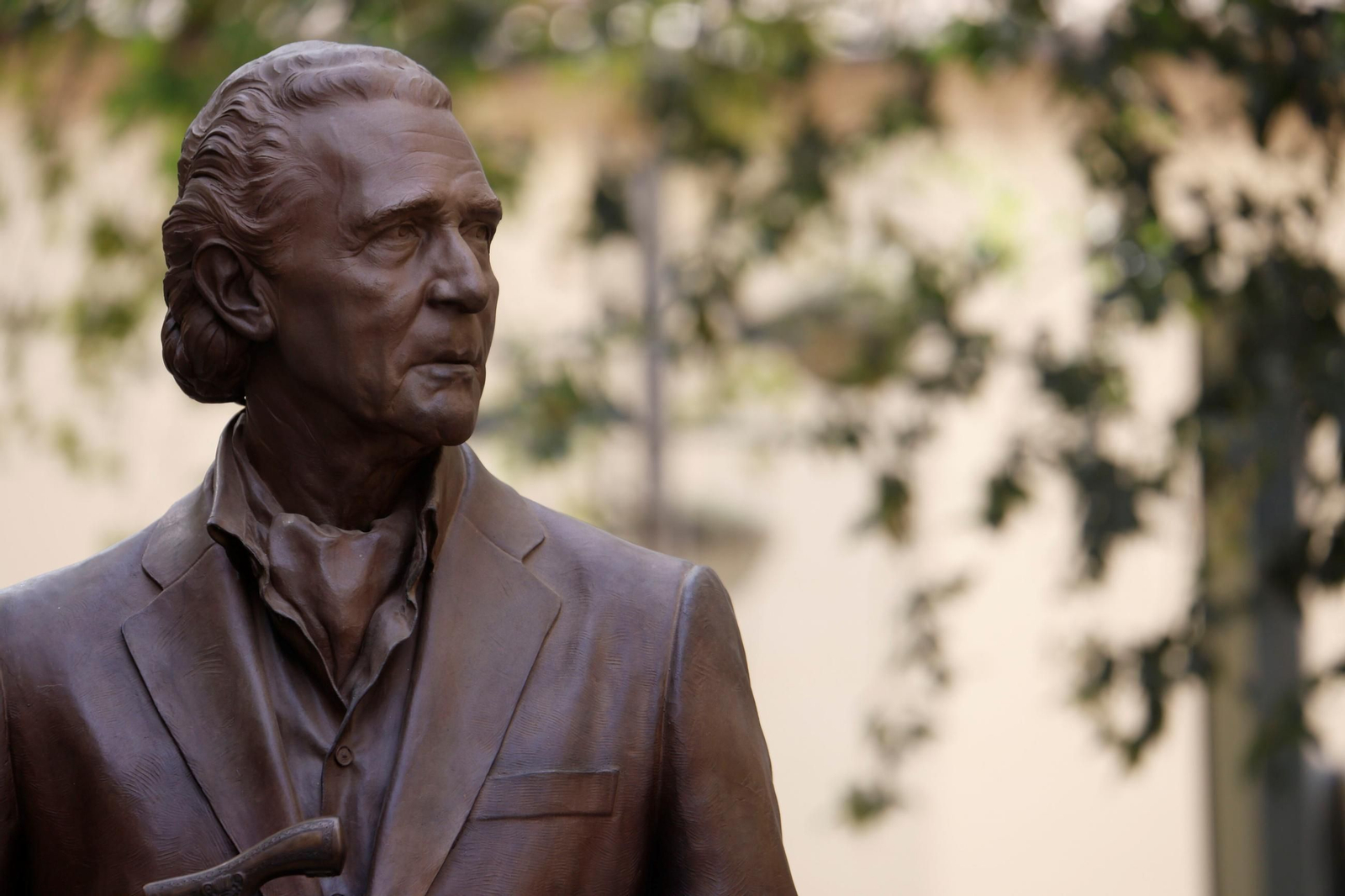 La ofrenda floral en honor a Antonio Gala, en imágenes
