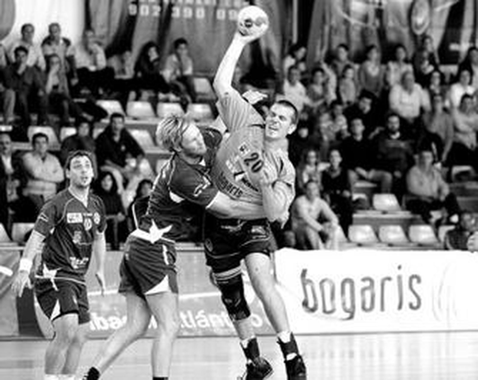 Javi Bertos cayó lesionado ayer en el Universitario de Pamplona.