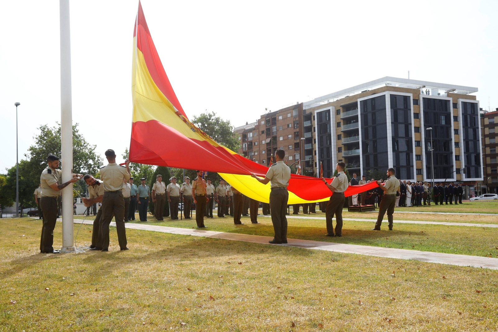 Las fotos del izado de la bandera de España por parte de la BRI X en Córdoba
