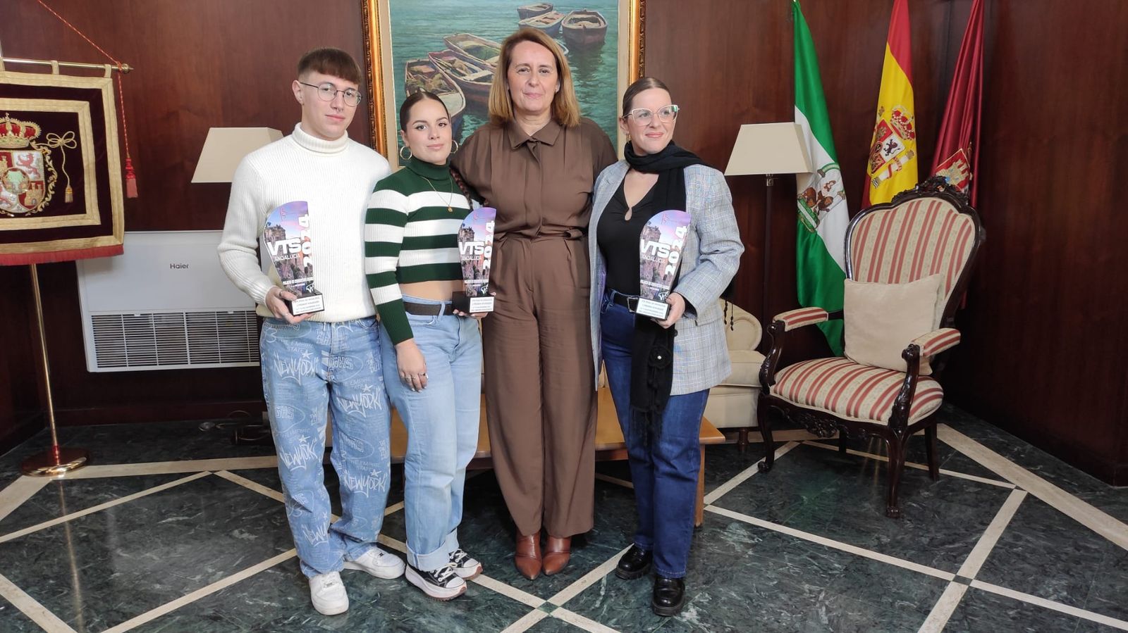 La alcaldesa, Aurora Salvador, junto a Pablo Camino, Estela Rubio y Saray Huertas