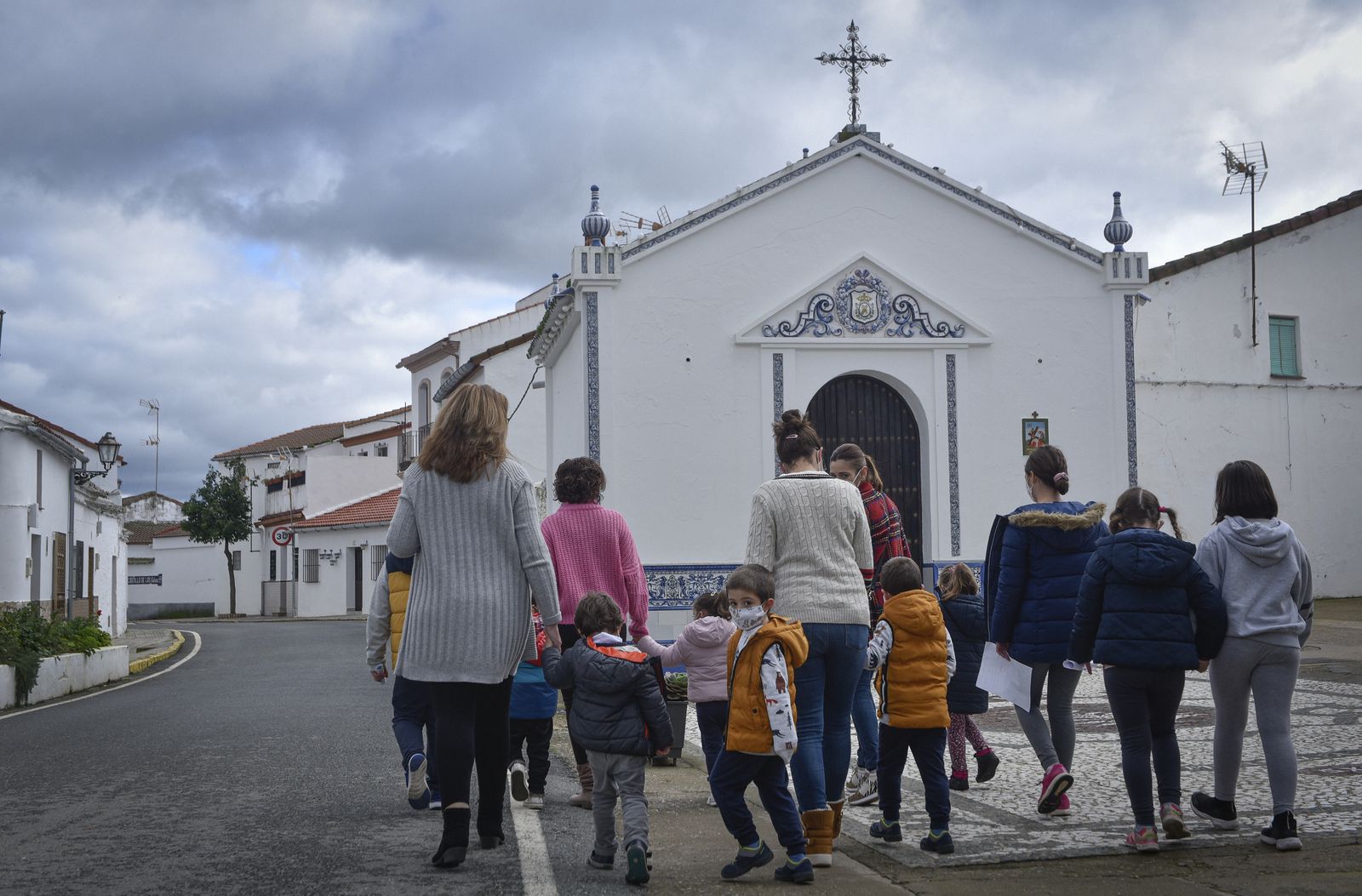 Un grupo de niños se dirige al centro escolar en El Madroño.