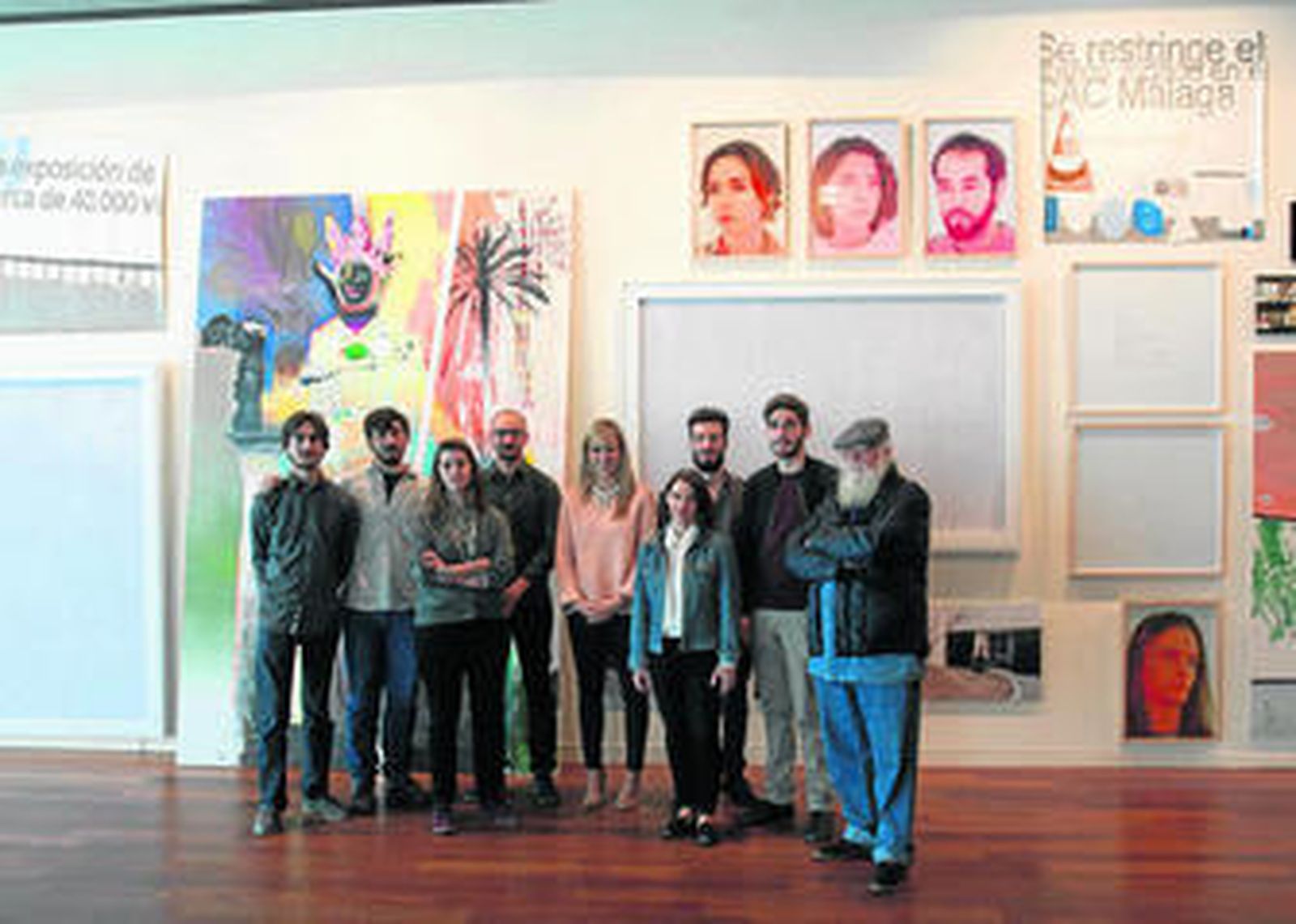 Los artistas participantes, junto a las autoridades, ayer, en la Sala Iniciarte del Palmeral.