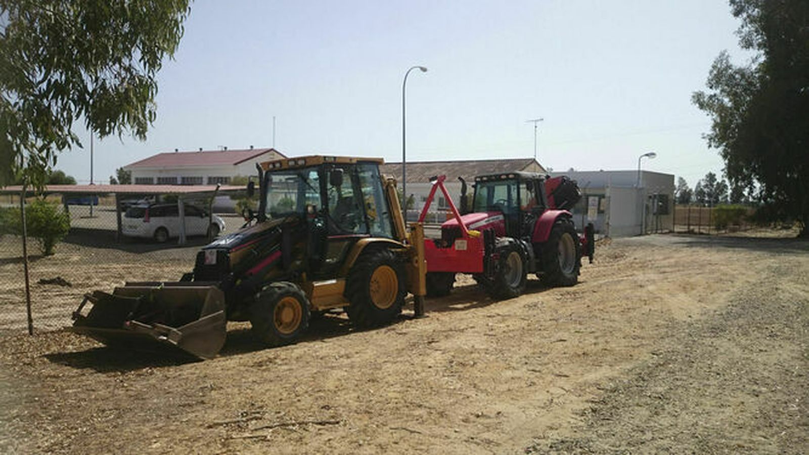 Dos excavadoras para los trabajos del proyecto de gas en Doñana.