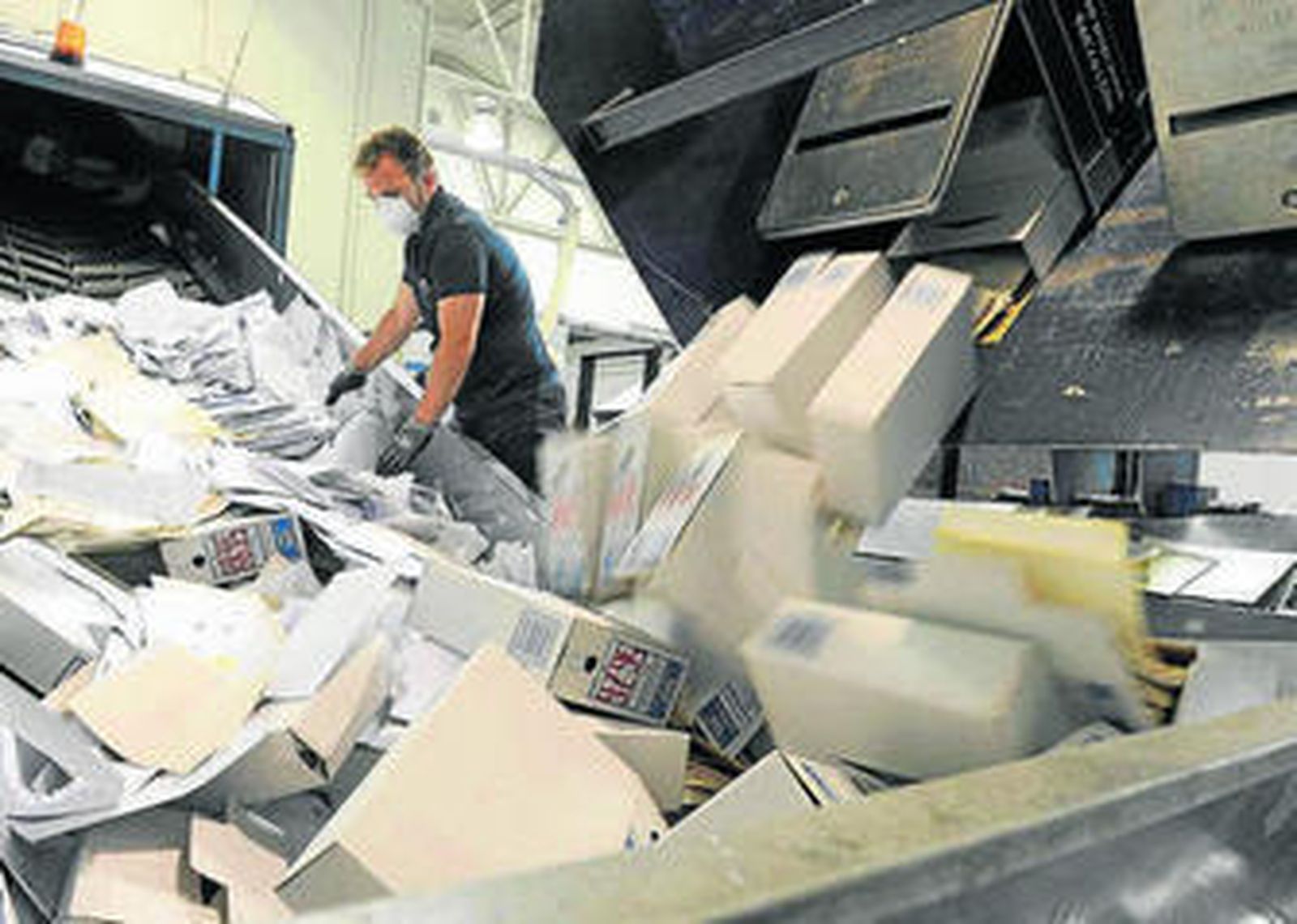 Un momento del proceso de eliminación de los papeles judiciales inservibles.