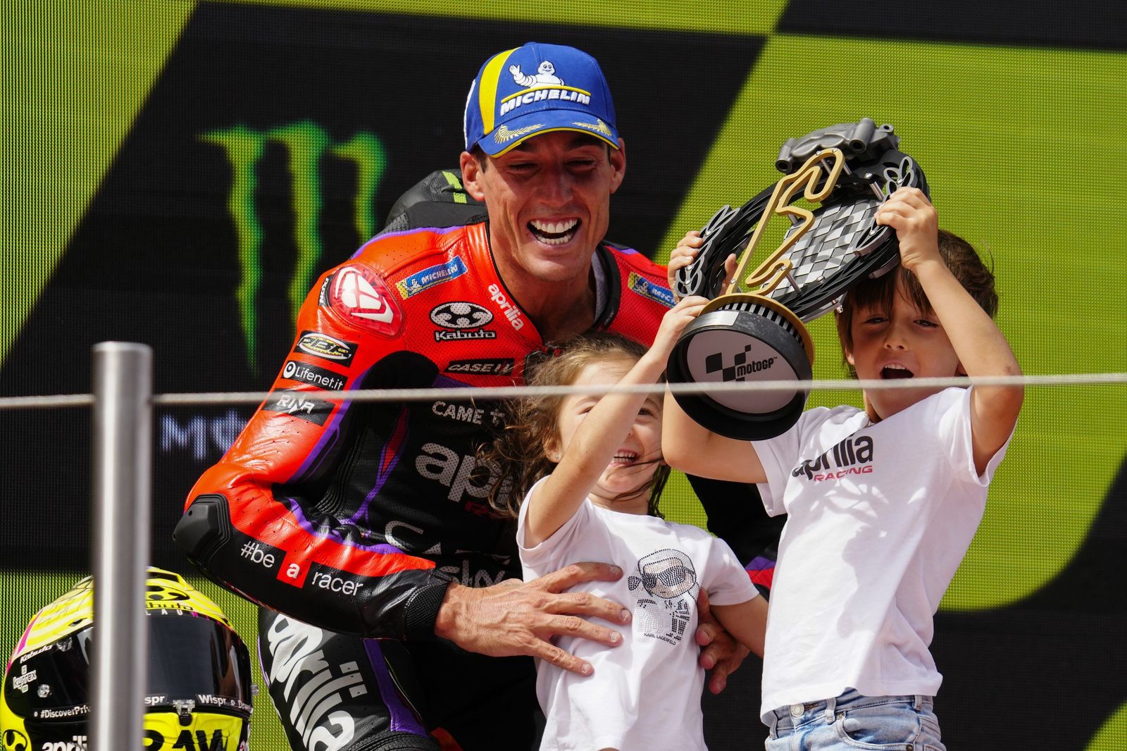 Las cariñosas fotos de Piqué, Clara Chía en el Mundial de Motos en Montmeló