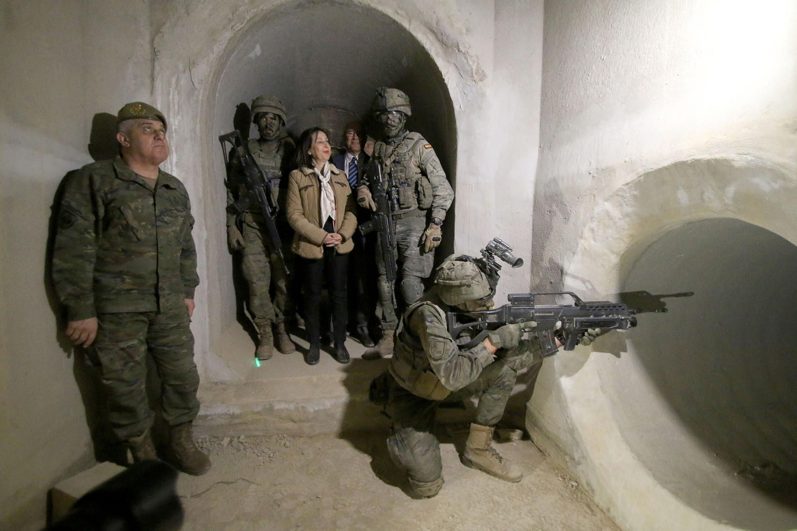 Imágenes de la visita de la ministra de Defensa a la base militar de Viator