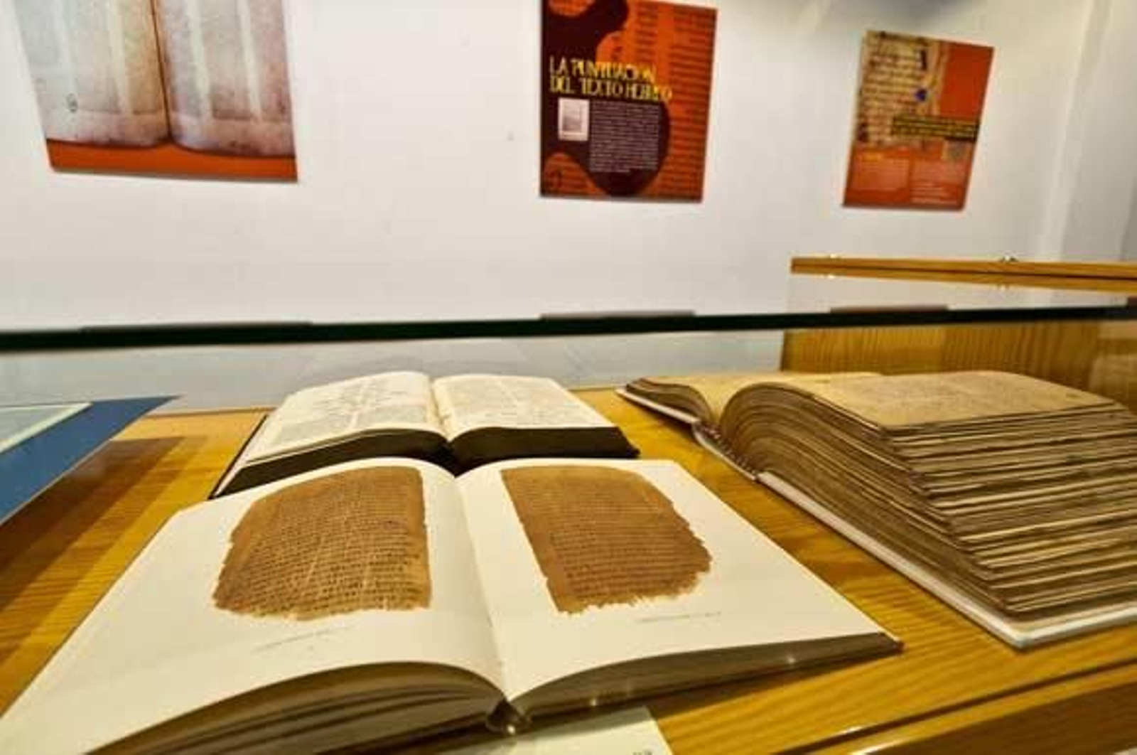 Una exposición muestra la historia de la Biblia desde los primeros manuscritos