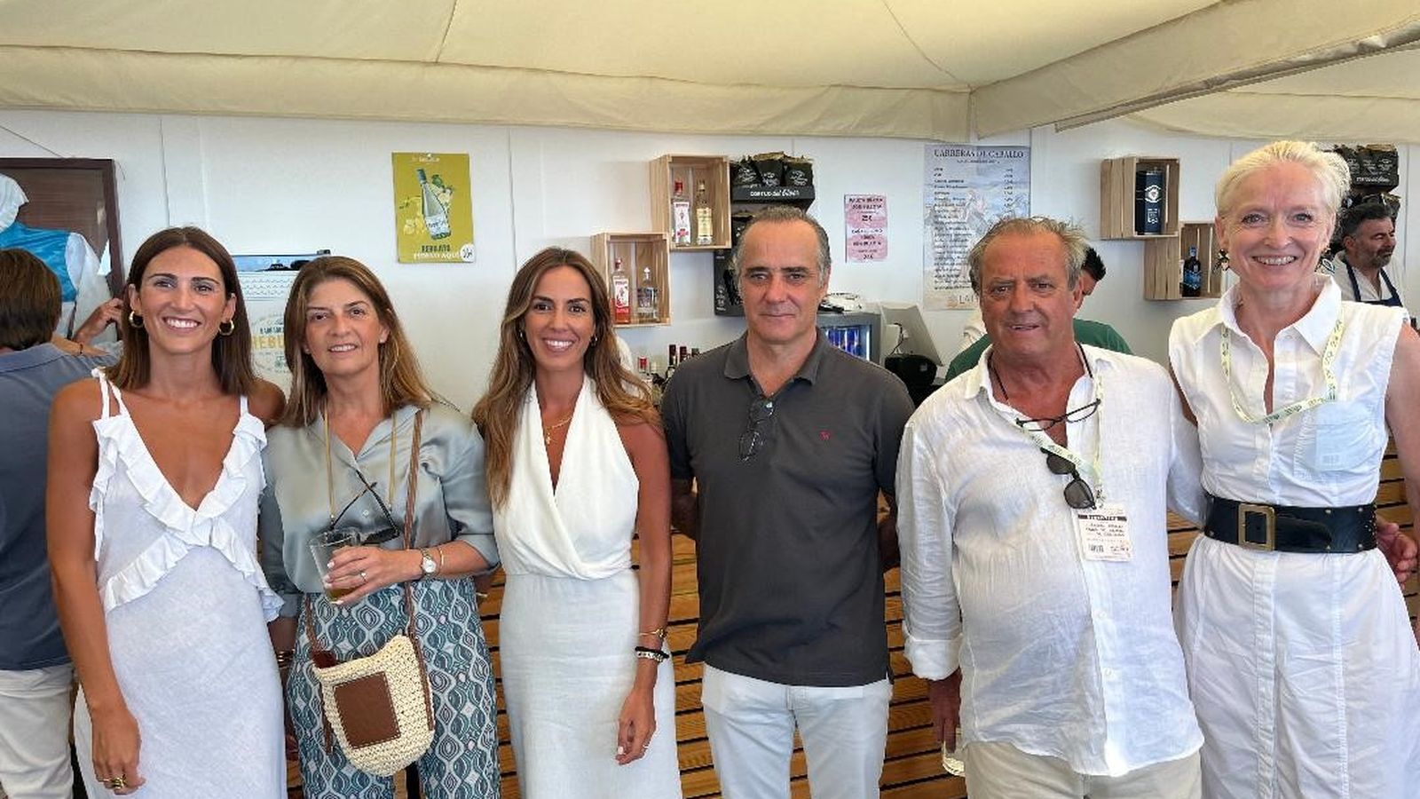 Cristina Valverde, Lele Lara, Lola Hidalgo, Pablo Hidalgo, el presidente de la Real Sociedad de Carreras, Rafael Hidalgo, y la pintora Utah Geus.