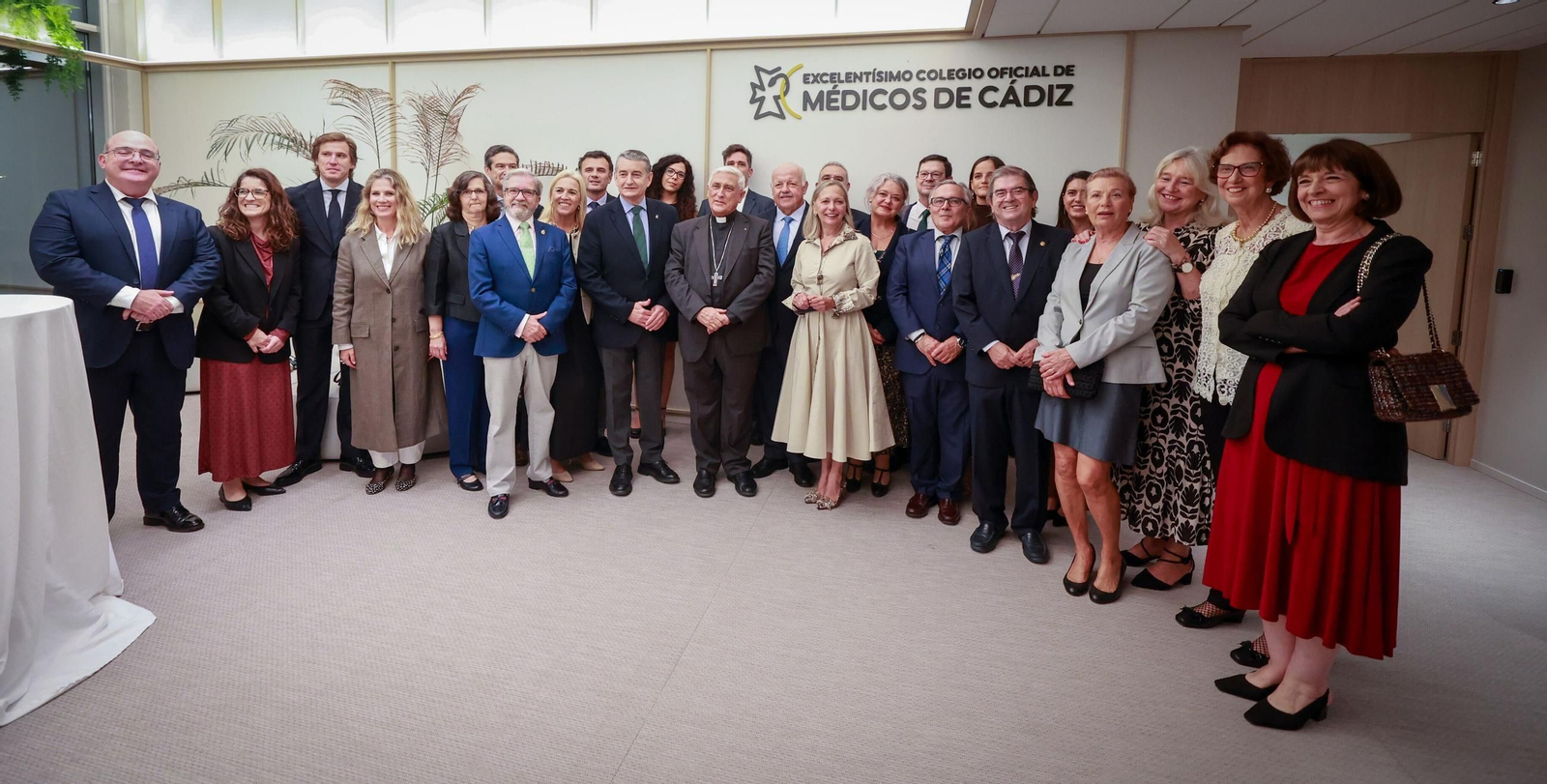 Los miembros de la nueva Junta Directiva del Colegio de Médicos de Cádiz posan junto a las autoridades que acudieron al acto.