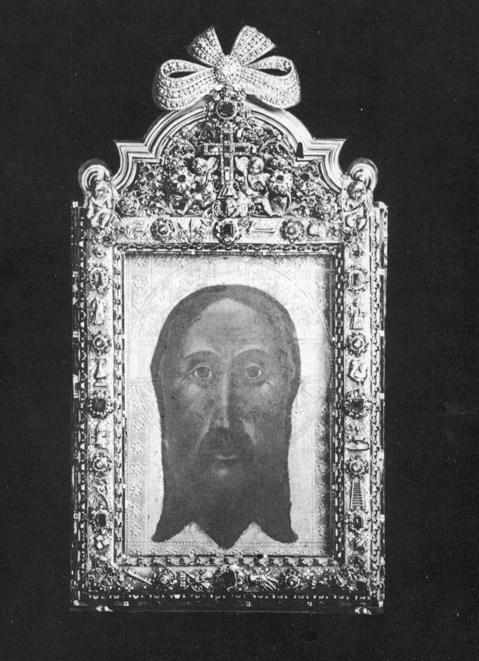 Primera fotografía realizada a la reliquia del Santo Rostro.