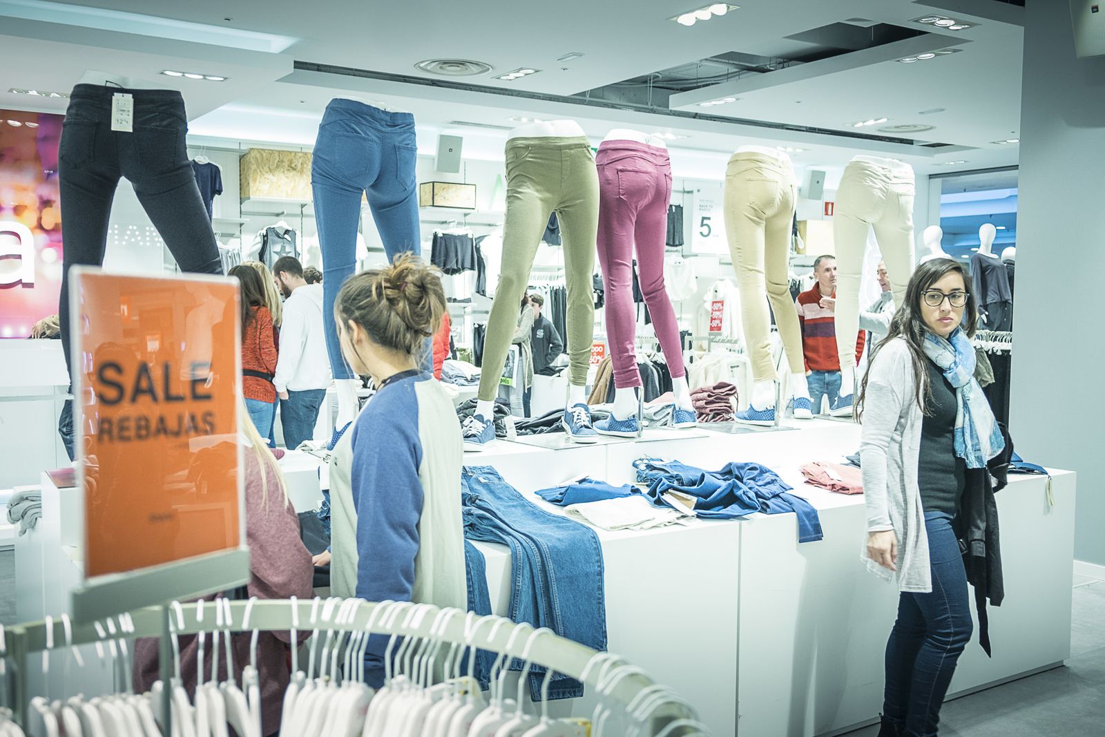 Ambiente de rebajas en el centro comercial Bahía Sur.