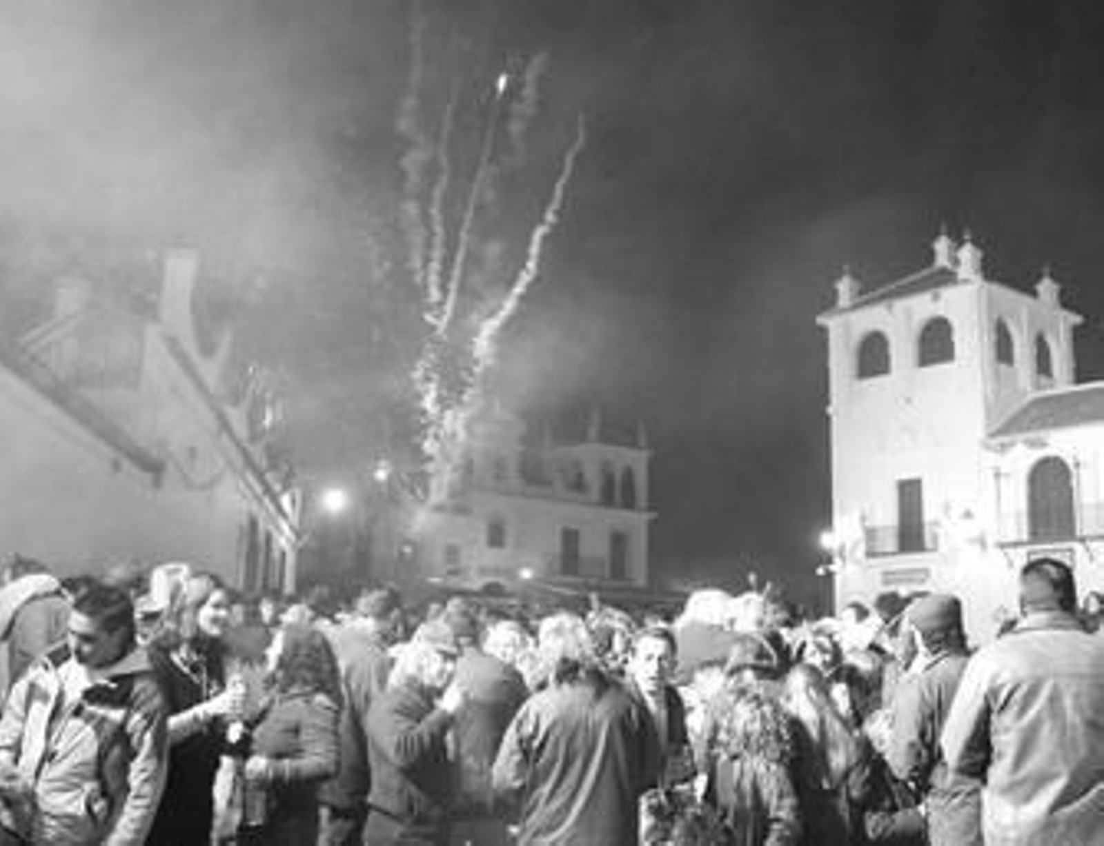 Numerosas personas se dan cita el 31 de diciembre en El Rocío para celebrar el año nuevo.