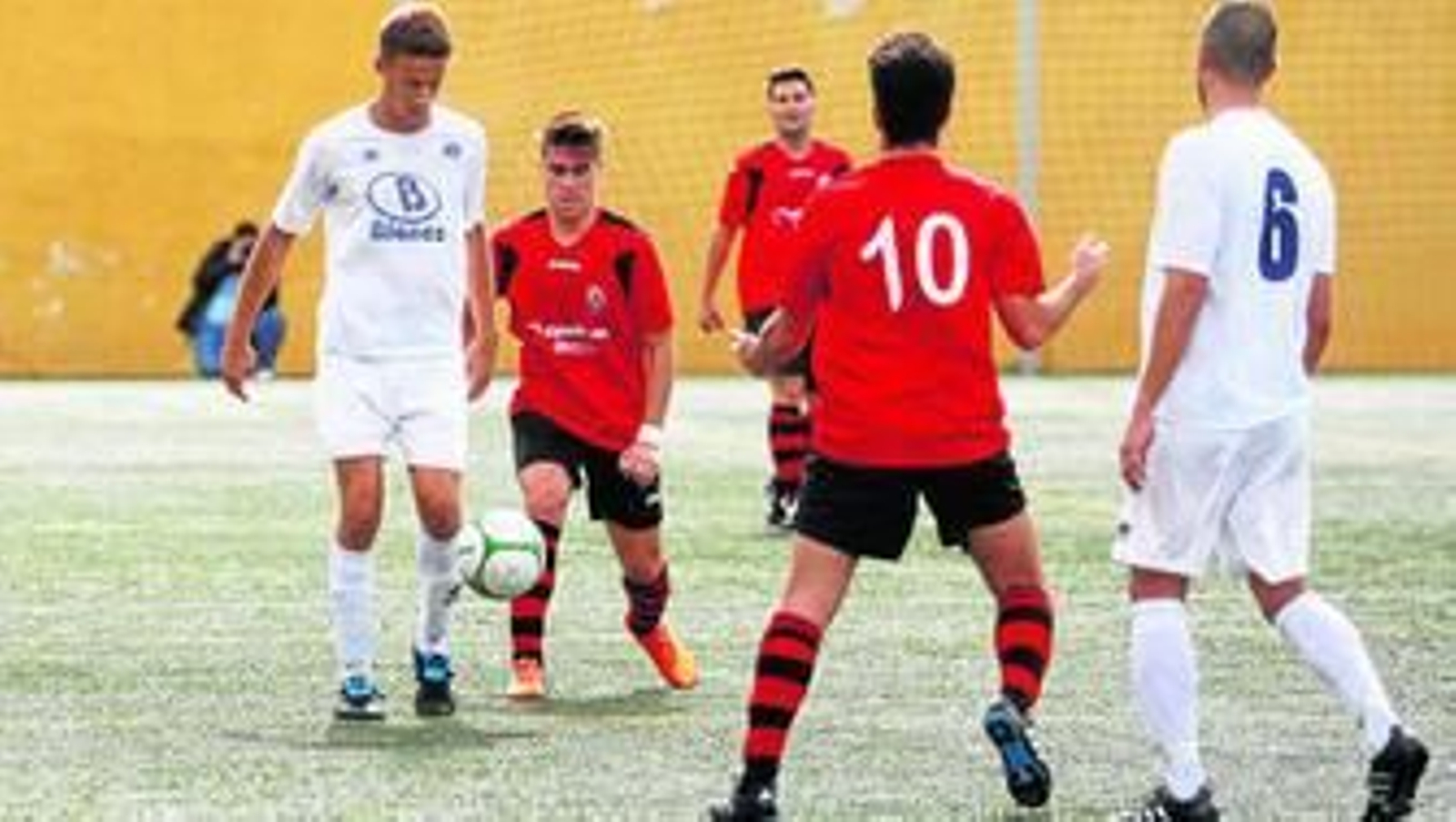 Un jugador del Cúllar Vega presiona a un rival en el duelo de ayer en el Municipal de San Miguel.