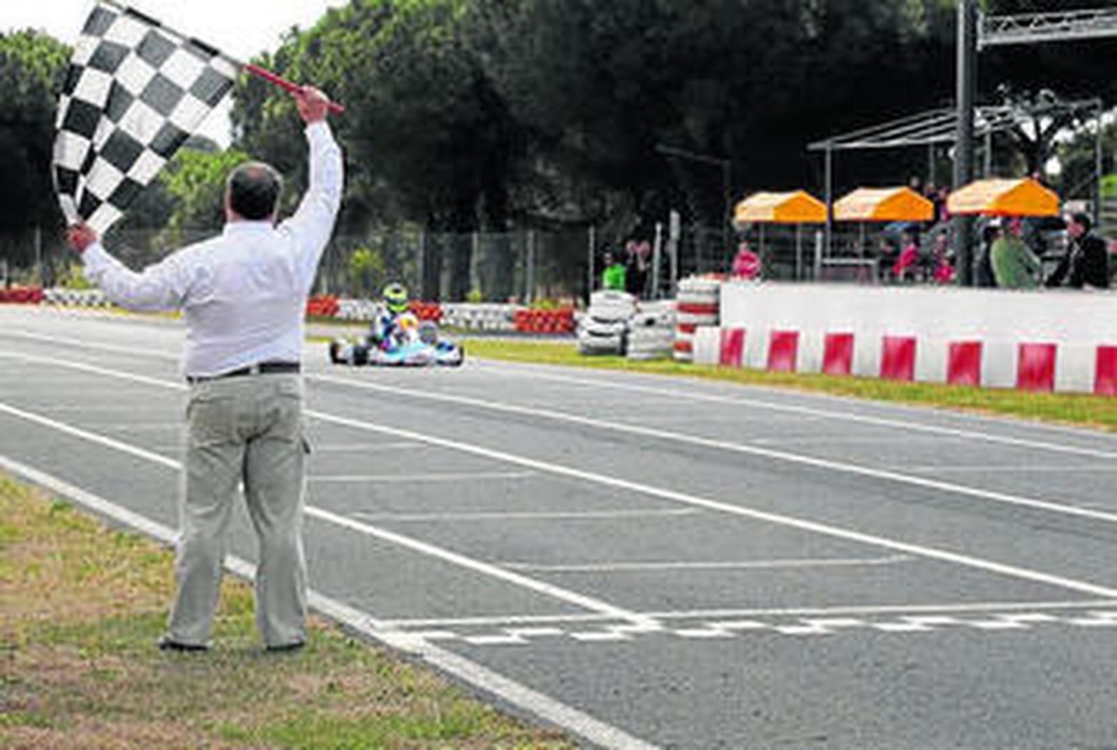 Dos momentos de las carreras celebradas en el Kartódromo.