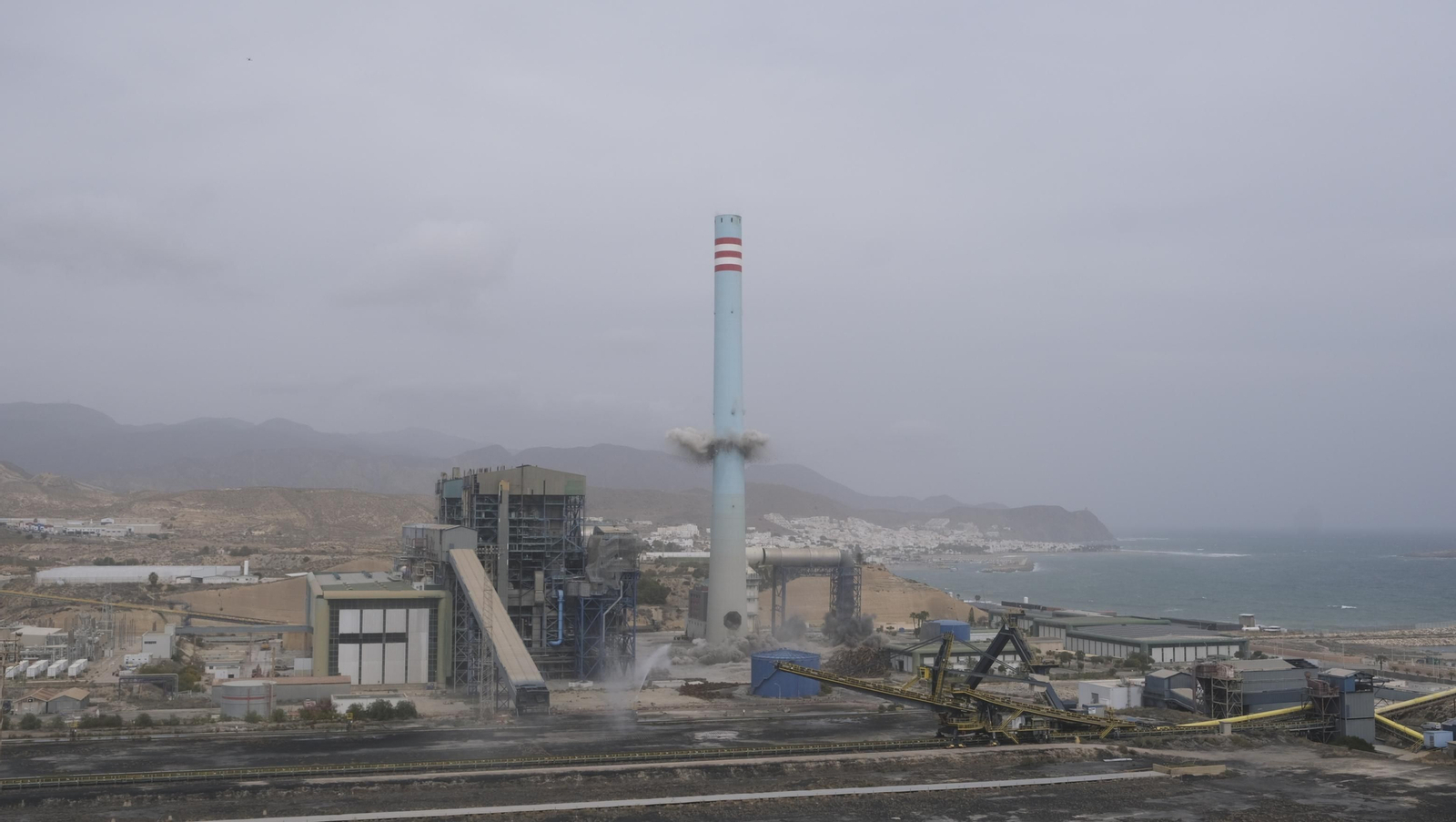 El derribo de la Torre Litoral de Endesa en Carboneras, en imágenes