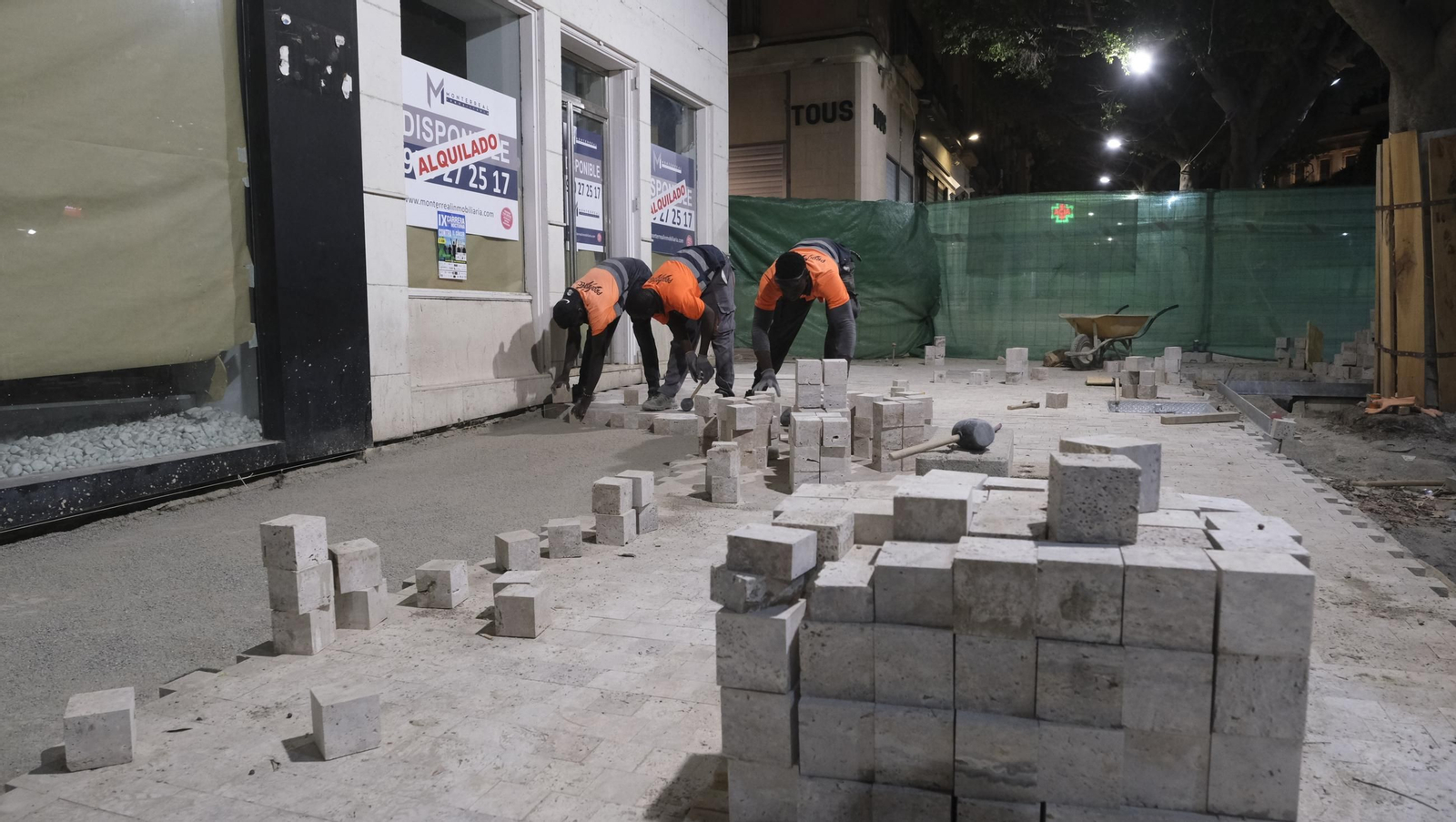 Las obras de peatonalización del Paseo de Almería entran en el turno de noche, en imágenes