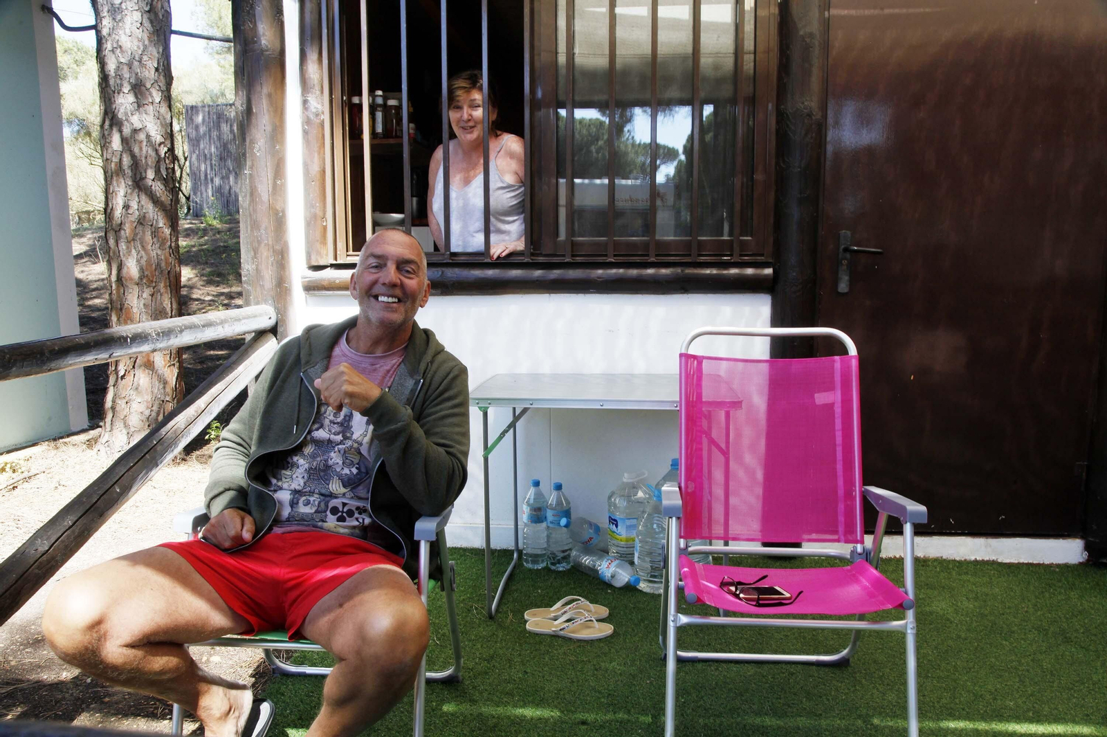 Una pareja de extranjeros están confinados en su bungalow de un camping.