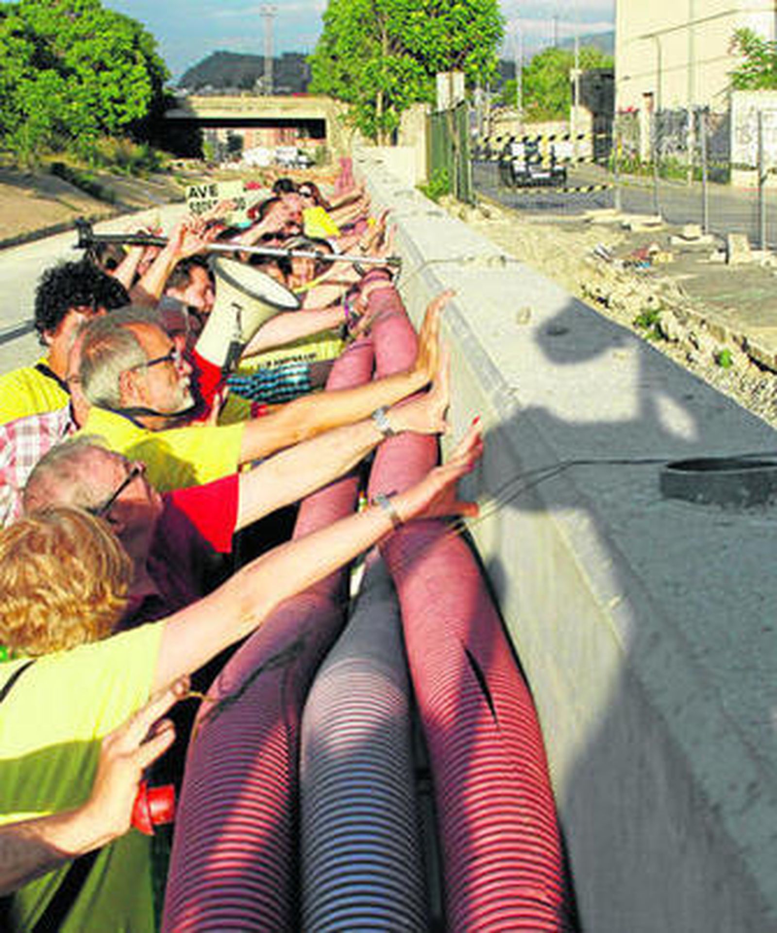 Las plataformas vecinales han realizado todos estos meses actos de protesta para exigir un AVE 'completo'.