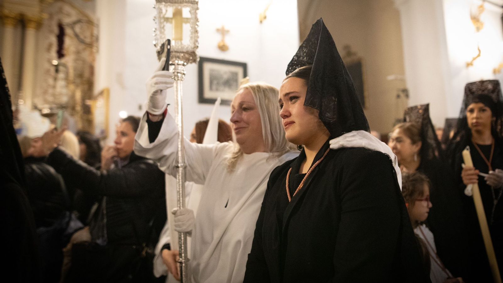 Camarera de la Cofradía de los Dolores en la Semana Santa de Granada 2024