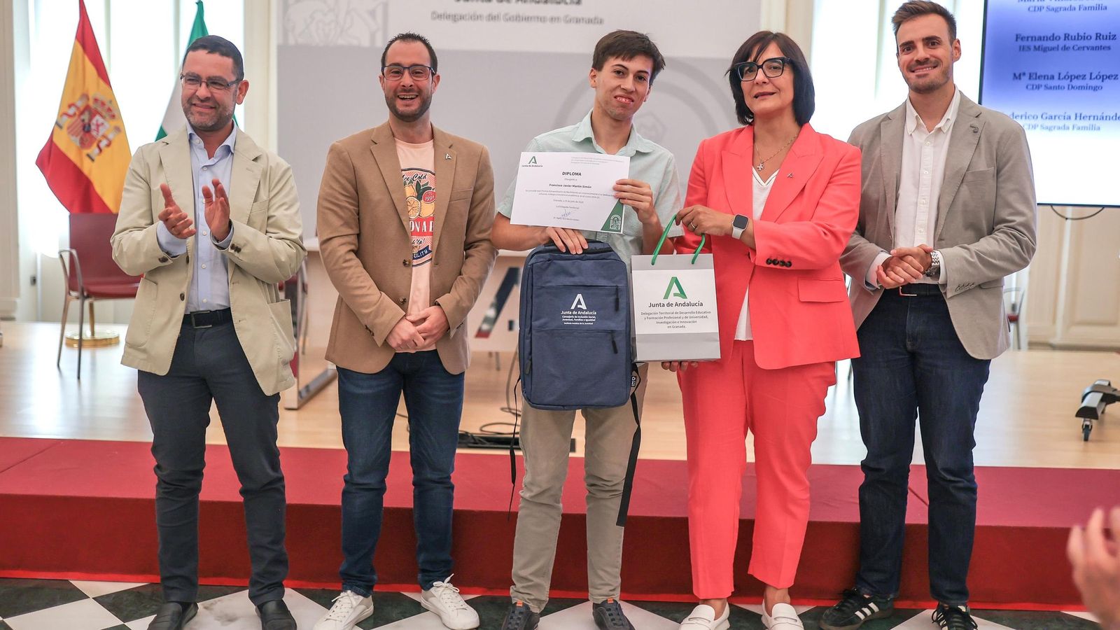 La delegada territorial, María José Martín, junto a uno de los galardonados