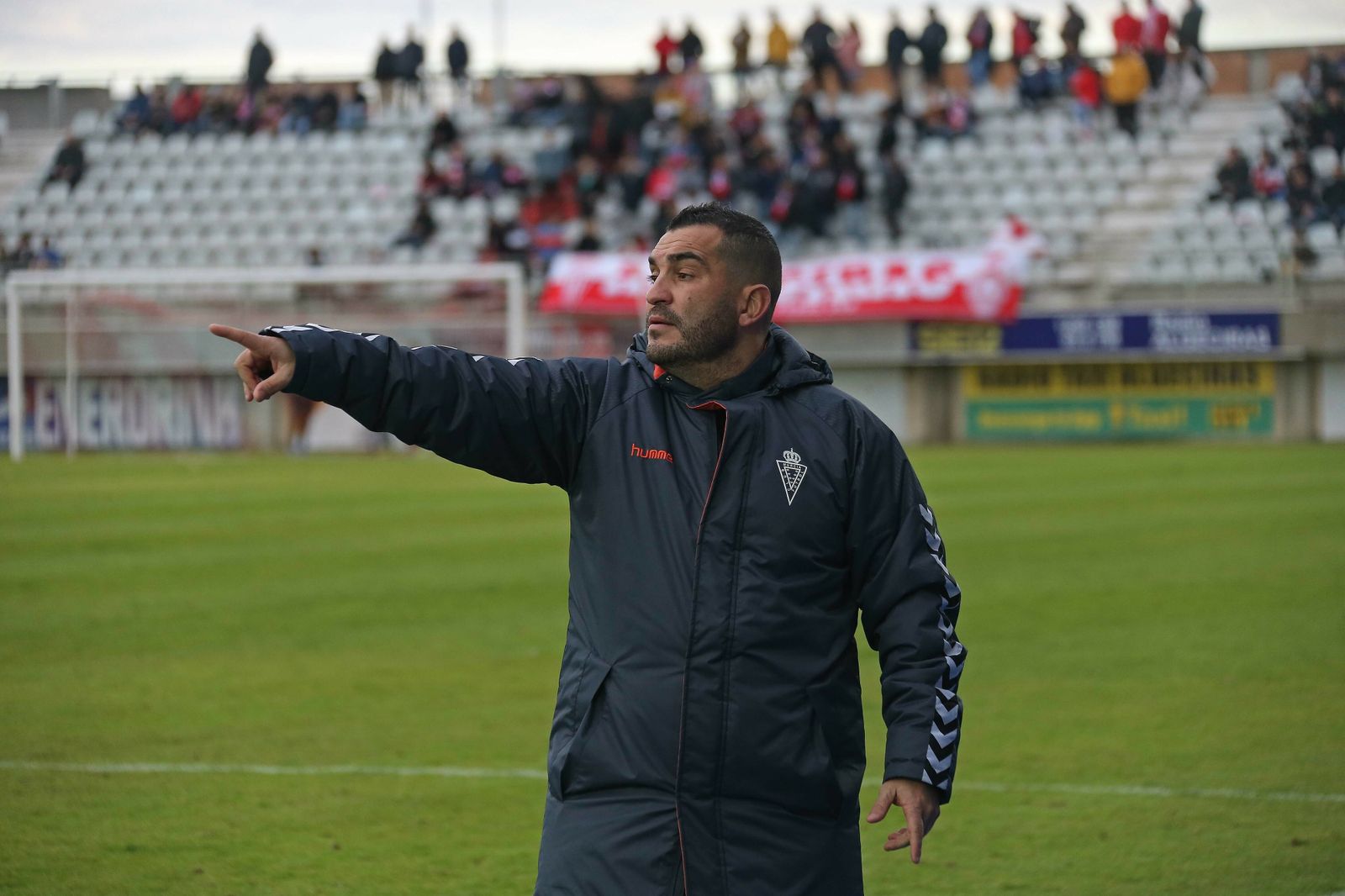 Adrián Hernández señala desde una banda del Nuevo Mirador.