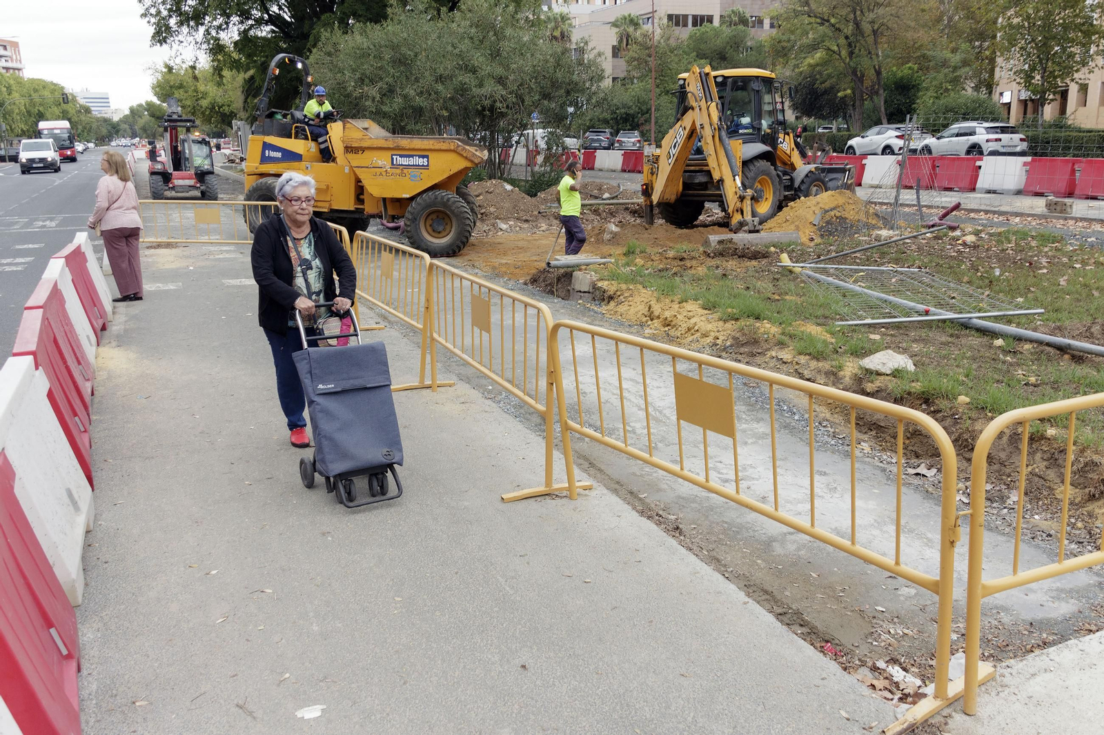 Obras de la construcción del carril del tranvibus que conectará Santa Justa, Sevilla Este y Torreblanca